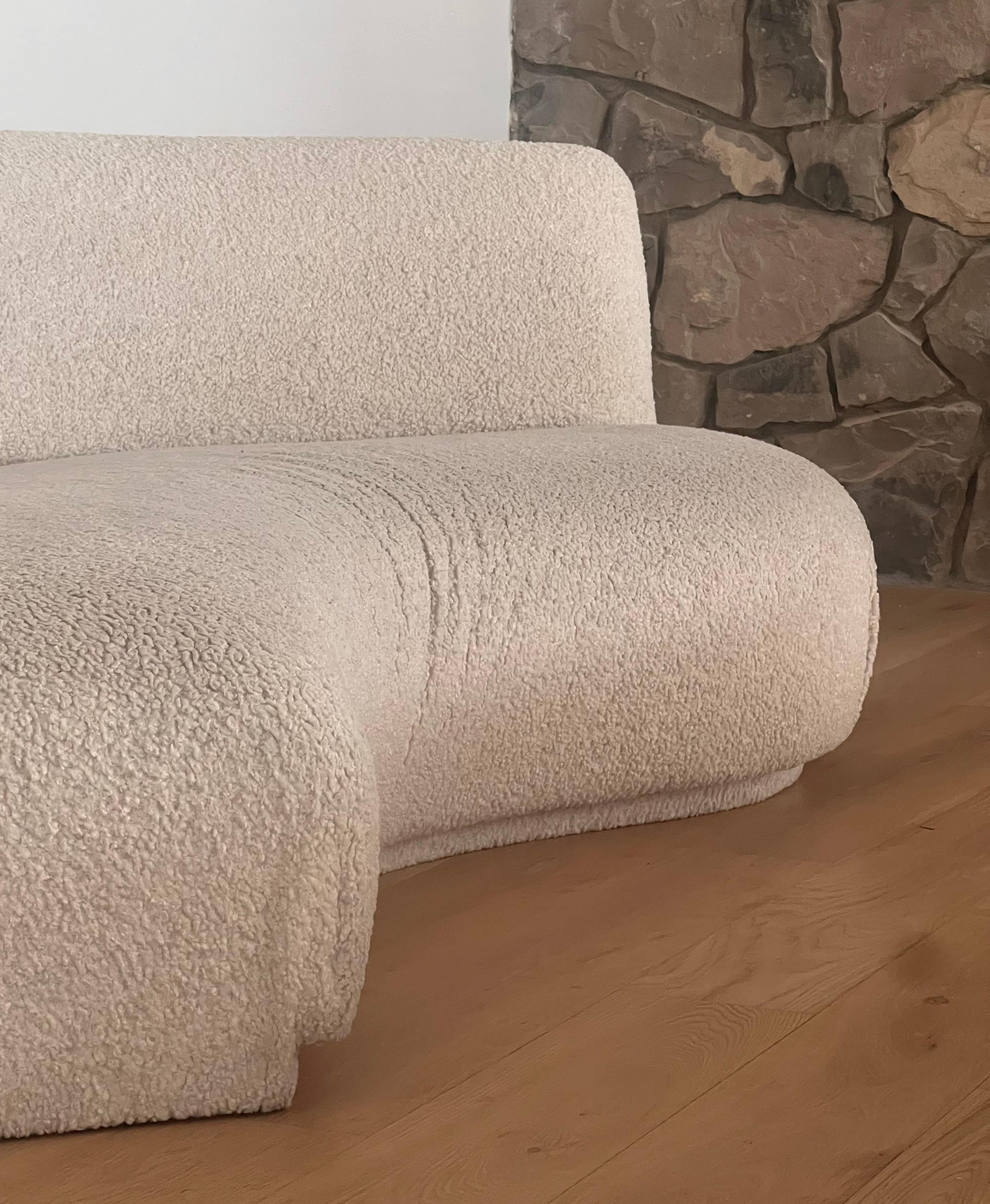 Canapé biomorphique vintage, fin du 20e siècle. Tapissé d'un bouclier de shearling blanc cassé, ce meuble représente l'avant-garde de l'ère du design postmoderne, dont le designer russe Vladimir Kagan était un visionnaire prolifique, ainsi que