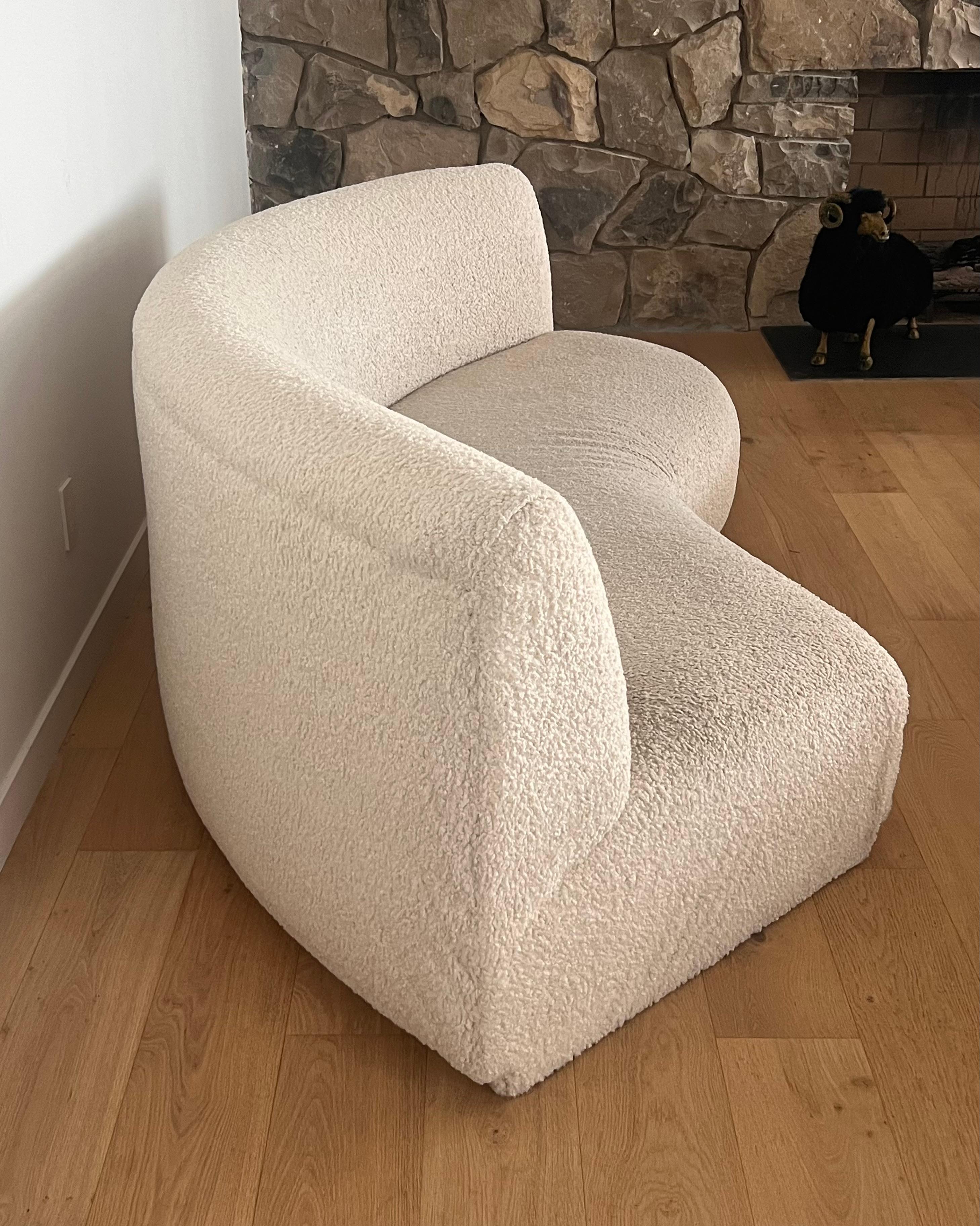 Canapé biomorphique vintage en peau de mouton, fin du 20e siècle Bon état - En vente à View Park, CA