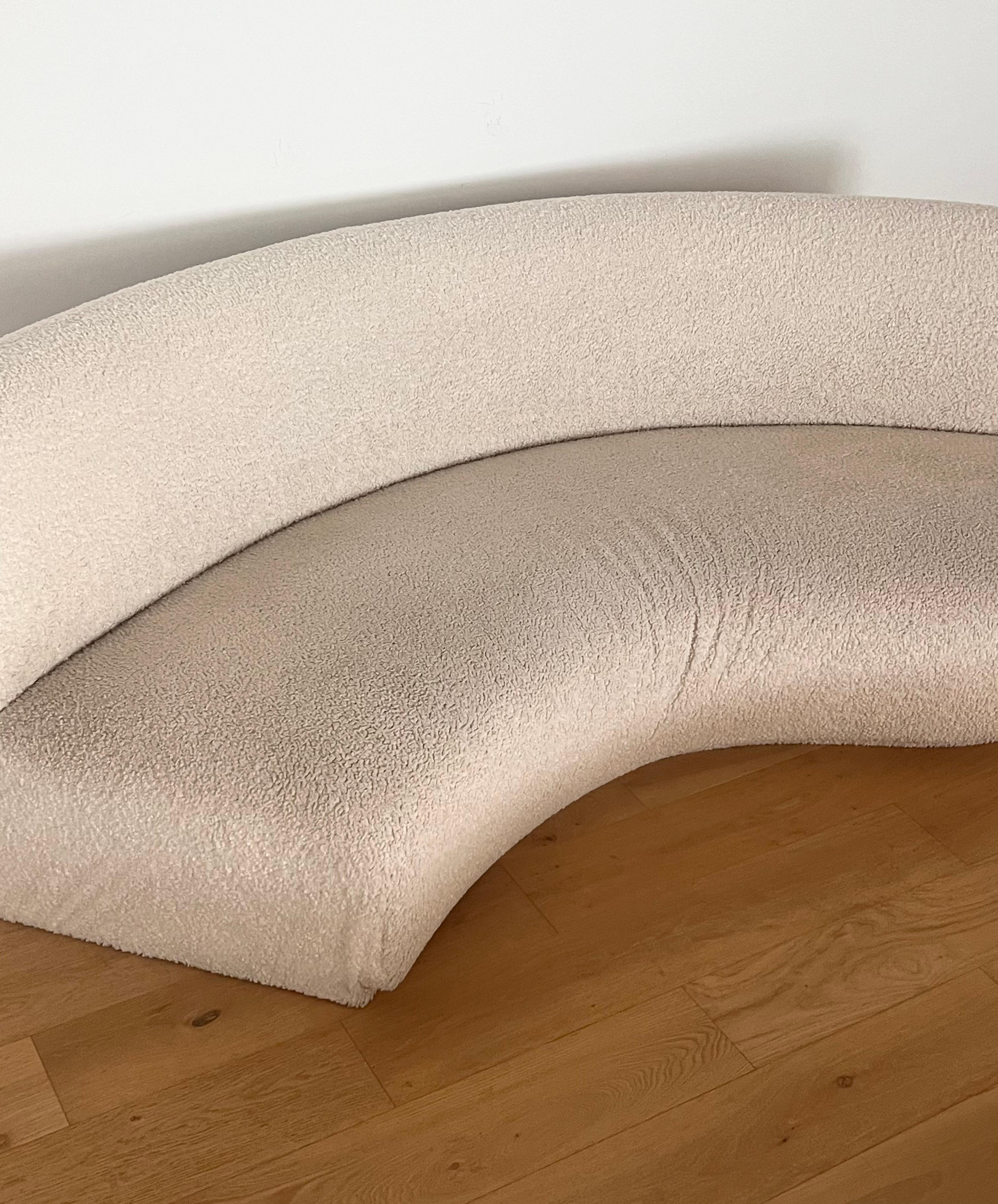 Tissu Canapé biomorphique vintage en peau de mouton, fin du 20e siècle en vente