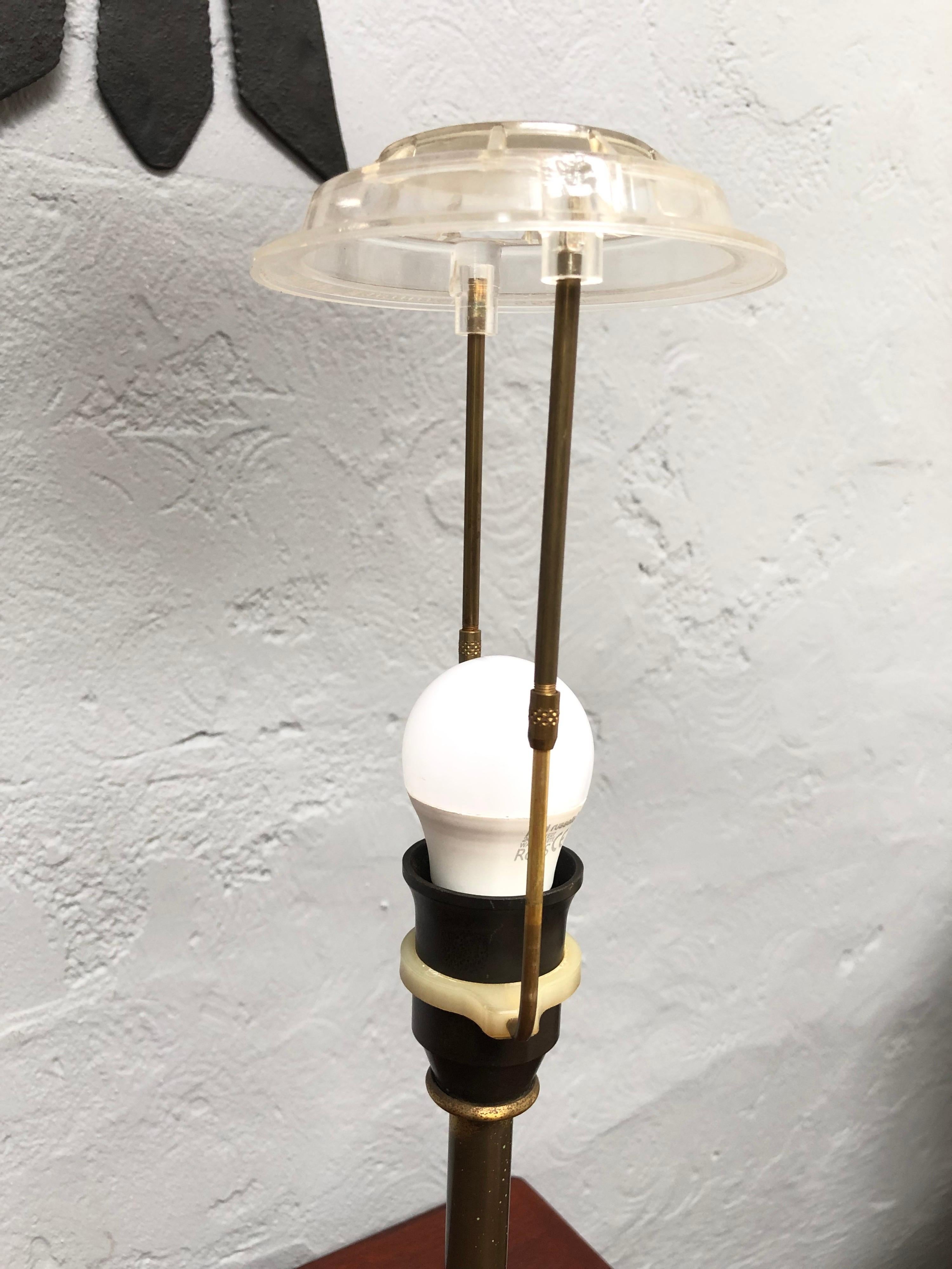 Milieu du XXe siècle Lampe de bureau vintage en laiton par Fog & Mrup, fabricants de lampes, années 1940 en vente