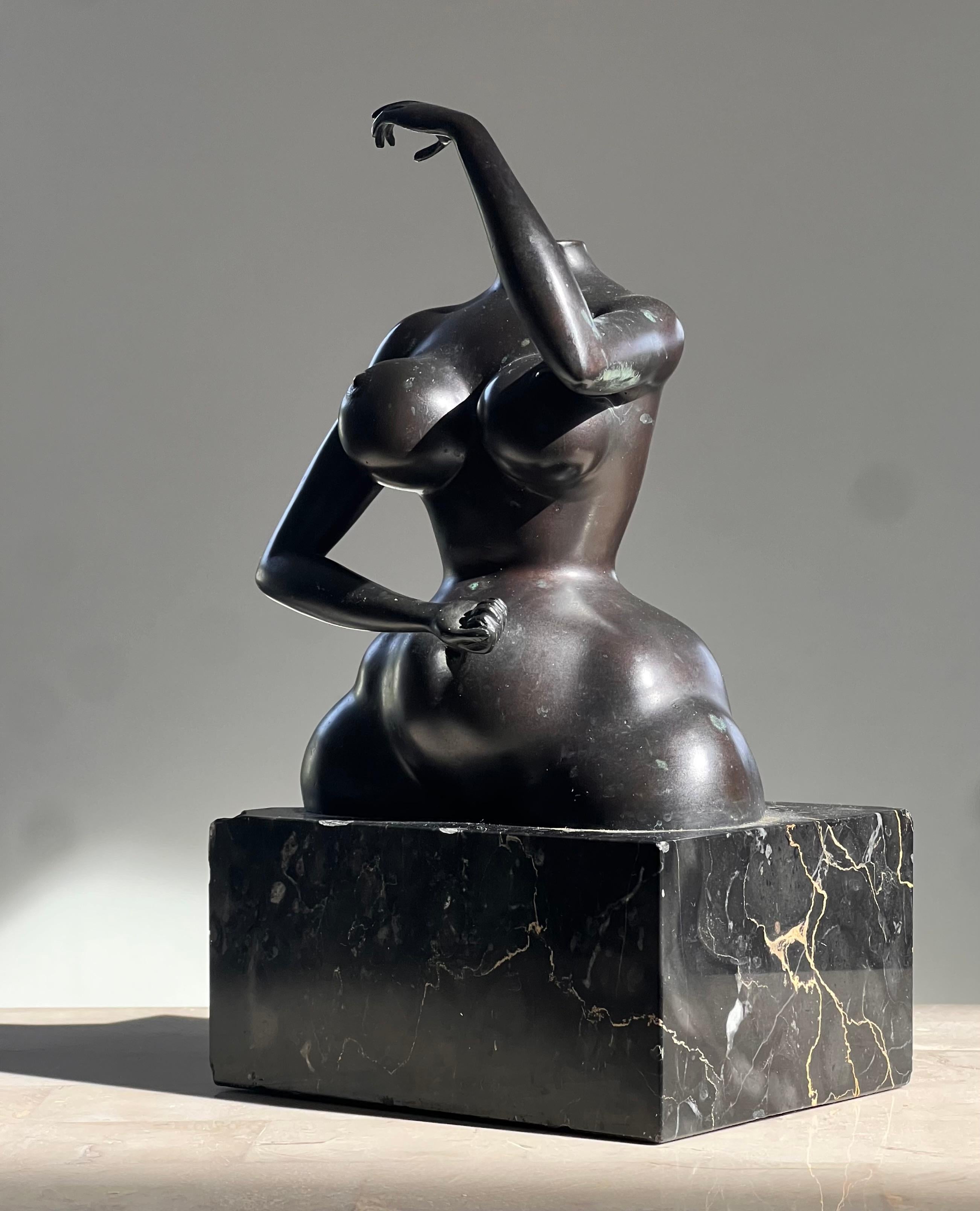 Postmoderne Un torse vintage en bronze d'une femme voluptueuse par Rudolf Hausner, 1977