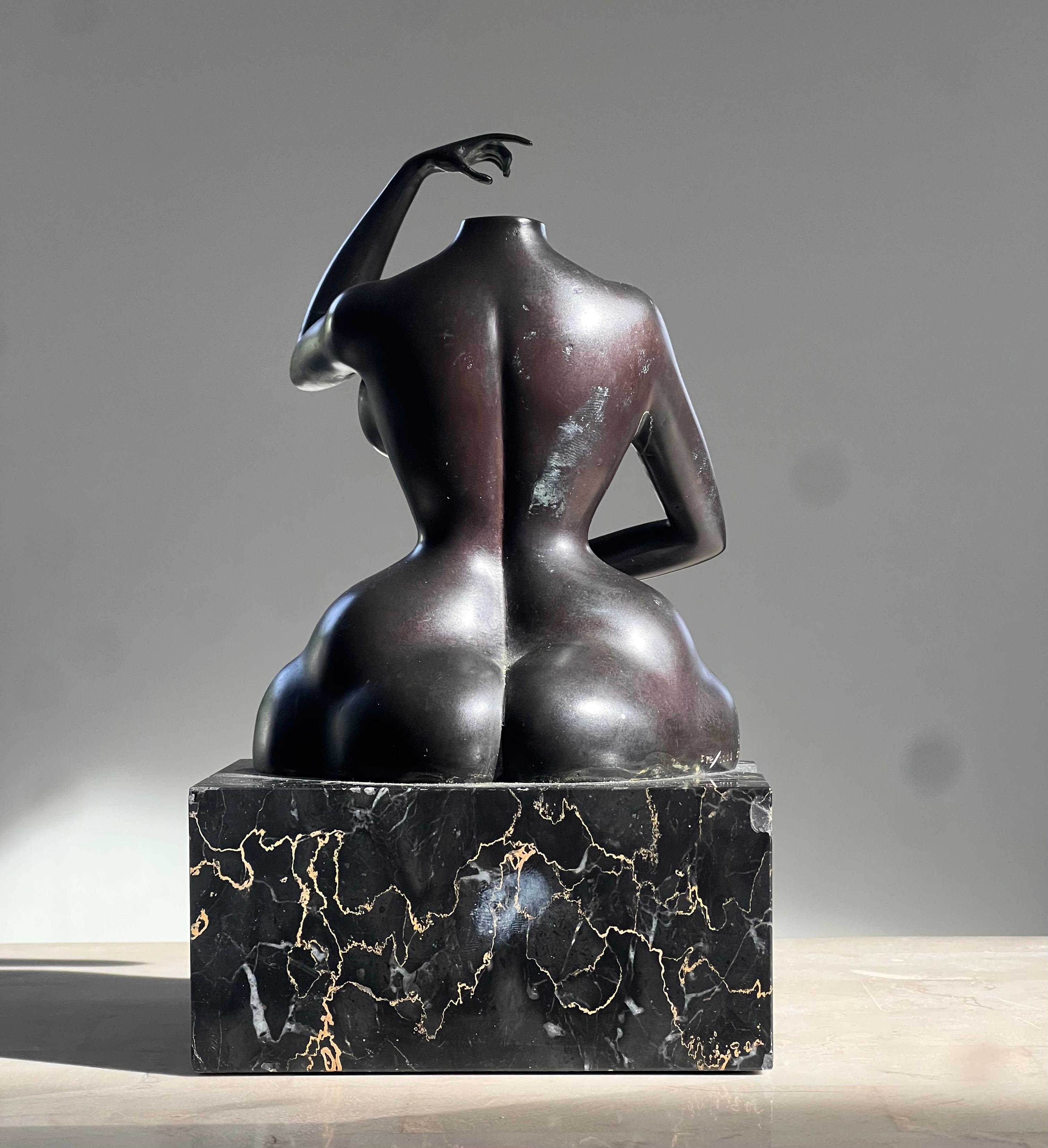 Sculpté à la main Un torse vintage en bronze d'une femme voluptueuse par Rudolf Hausner, 1977
