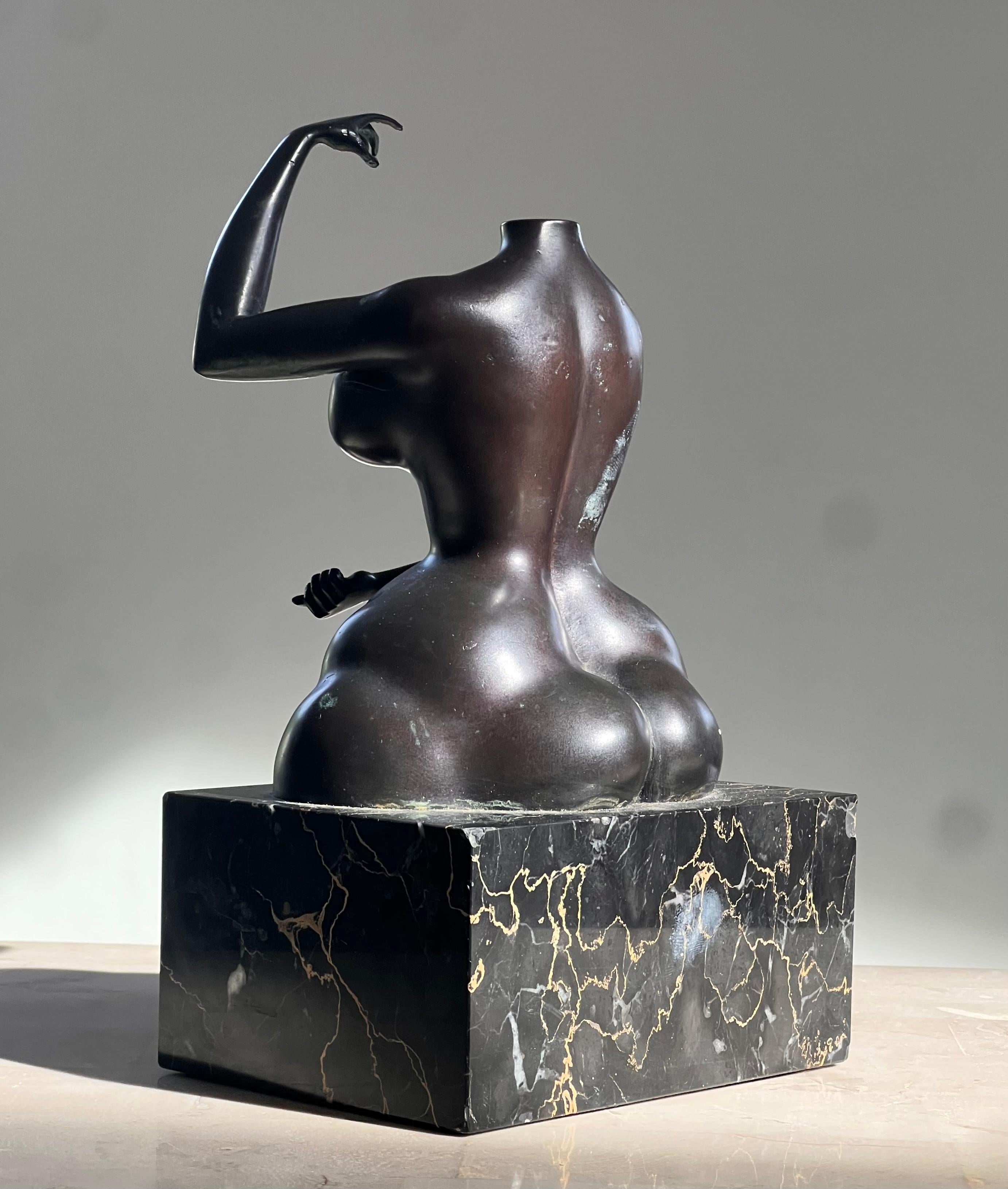 Bronze Un torse vintage en bronze d'une femme voluptueuse par Rudolf Hausner, 1977