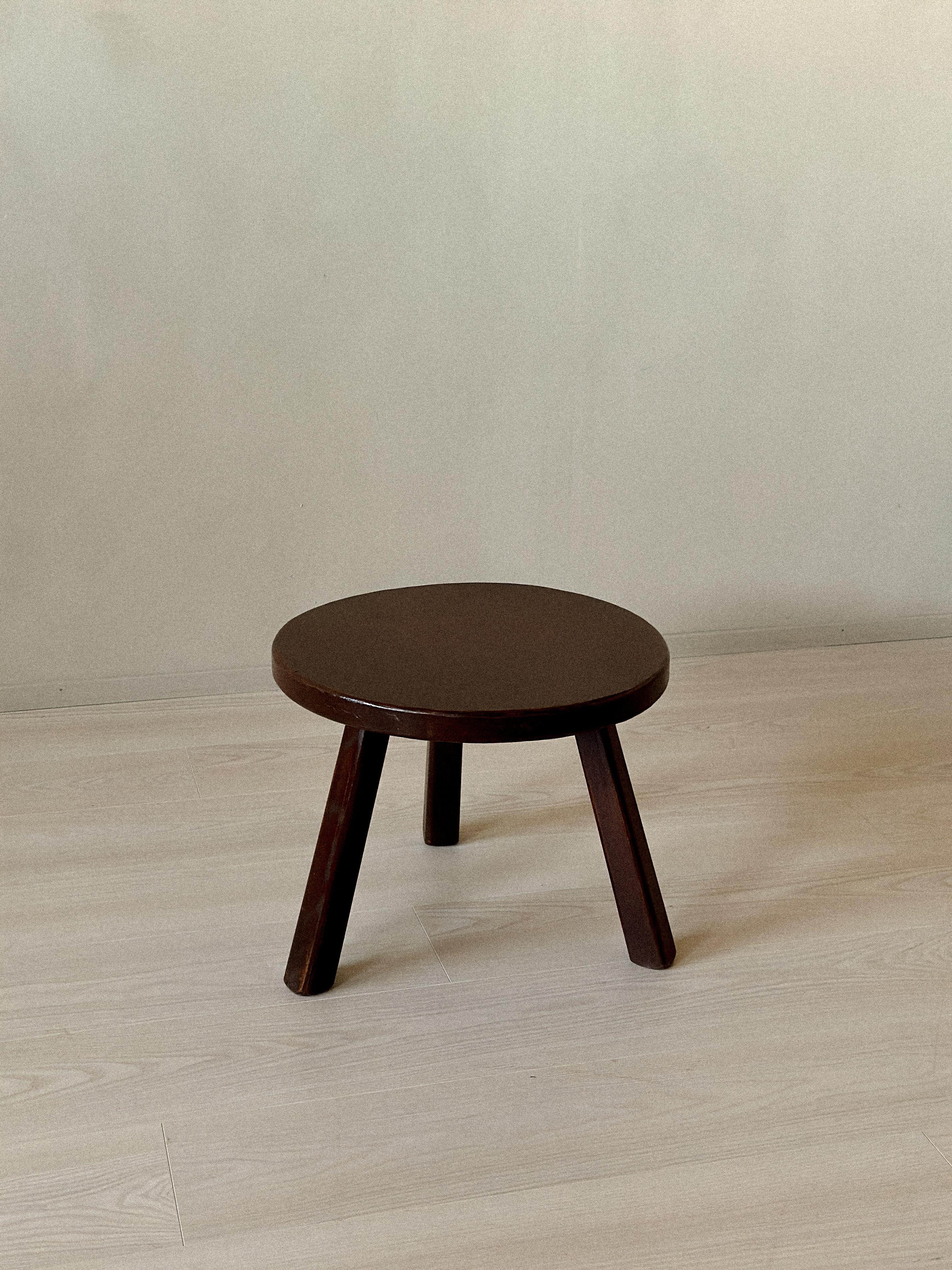 A Vintage Brutalist Side table, Massive Oak, France, circa 1970s In Good Condition For Sale In Hønefoss, 30