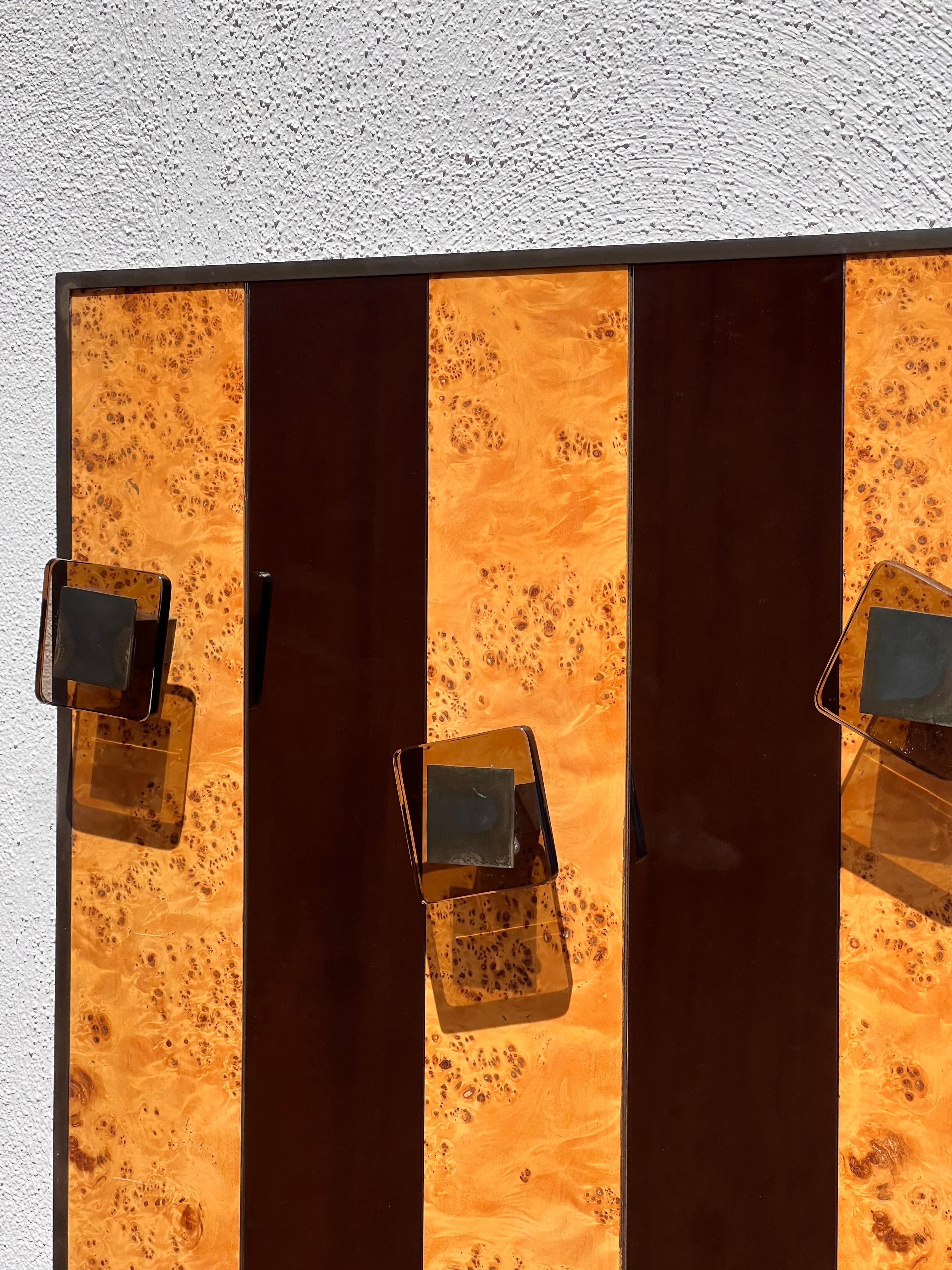Miroir vintage en loupe avec cintres en lucite, fin du 20e siècle en vente 8