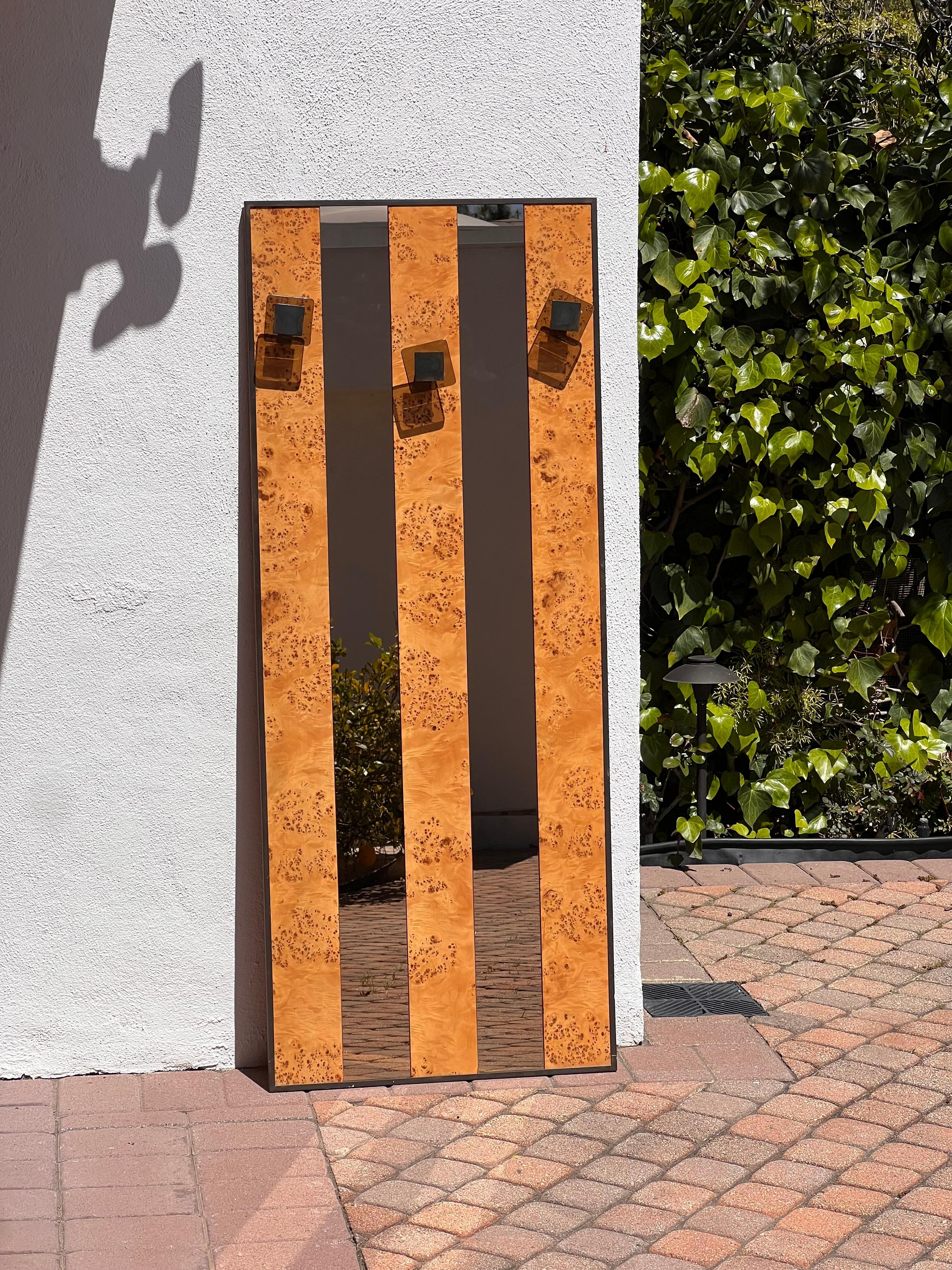 Inconnu Miroir vintage en loupe avec cintres en lucite, fin du 20e siècle en vente