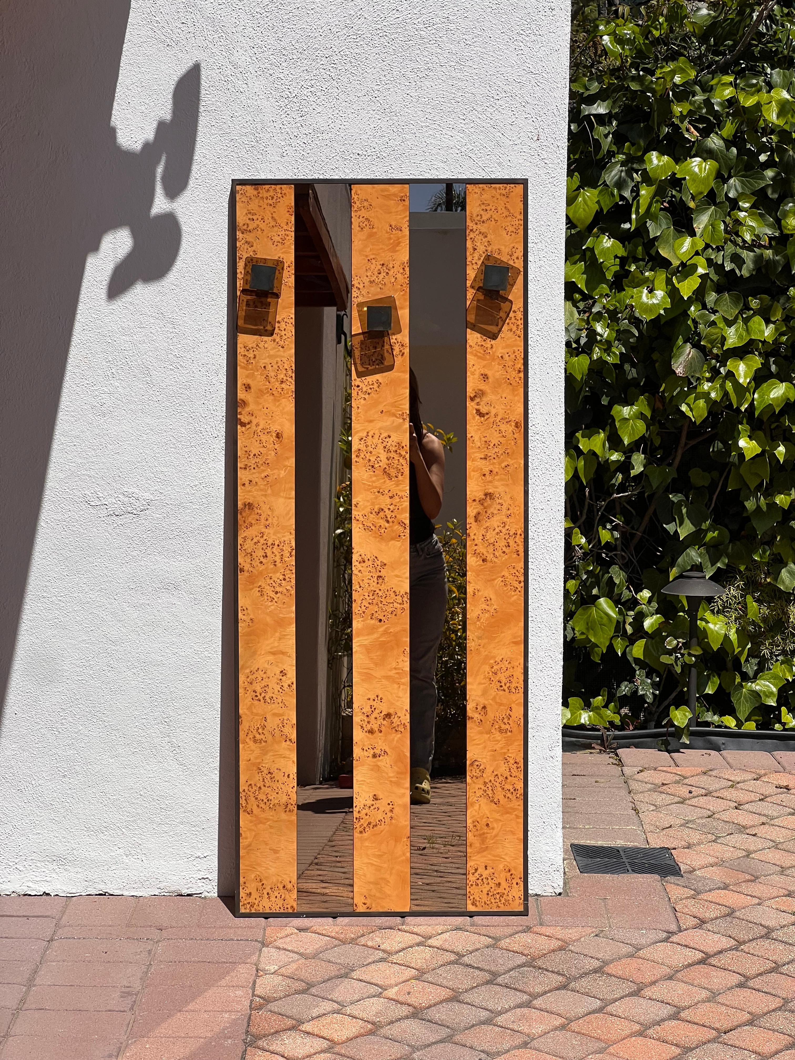 Miroir vintage en loupe avec cintres en lucite, fin du 20e siècle Bon état - En vente à View Park, CA