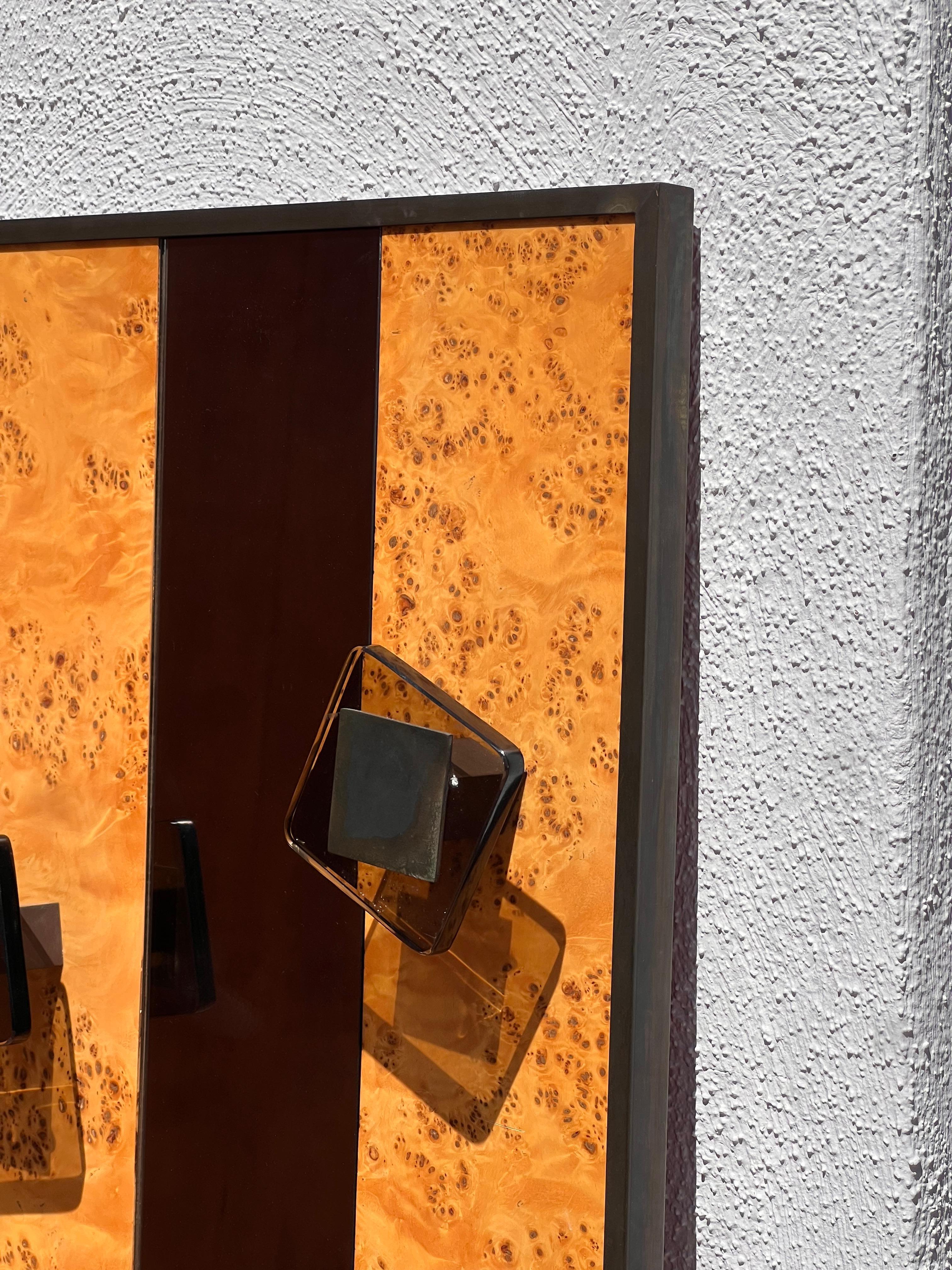 Fin du 20e siècle Miroir vintage en loupe avec cintres en lucite, fin du 20e siècle en vente