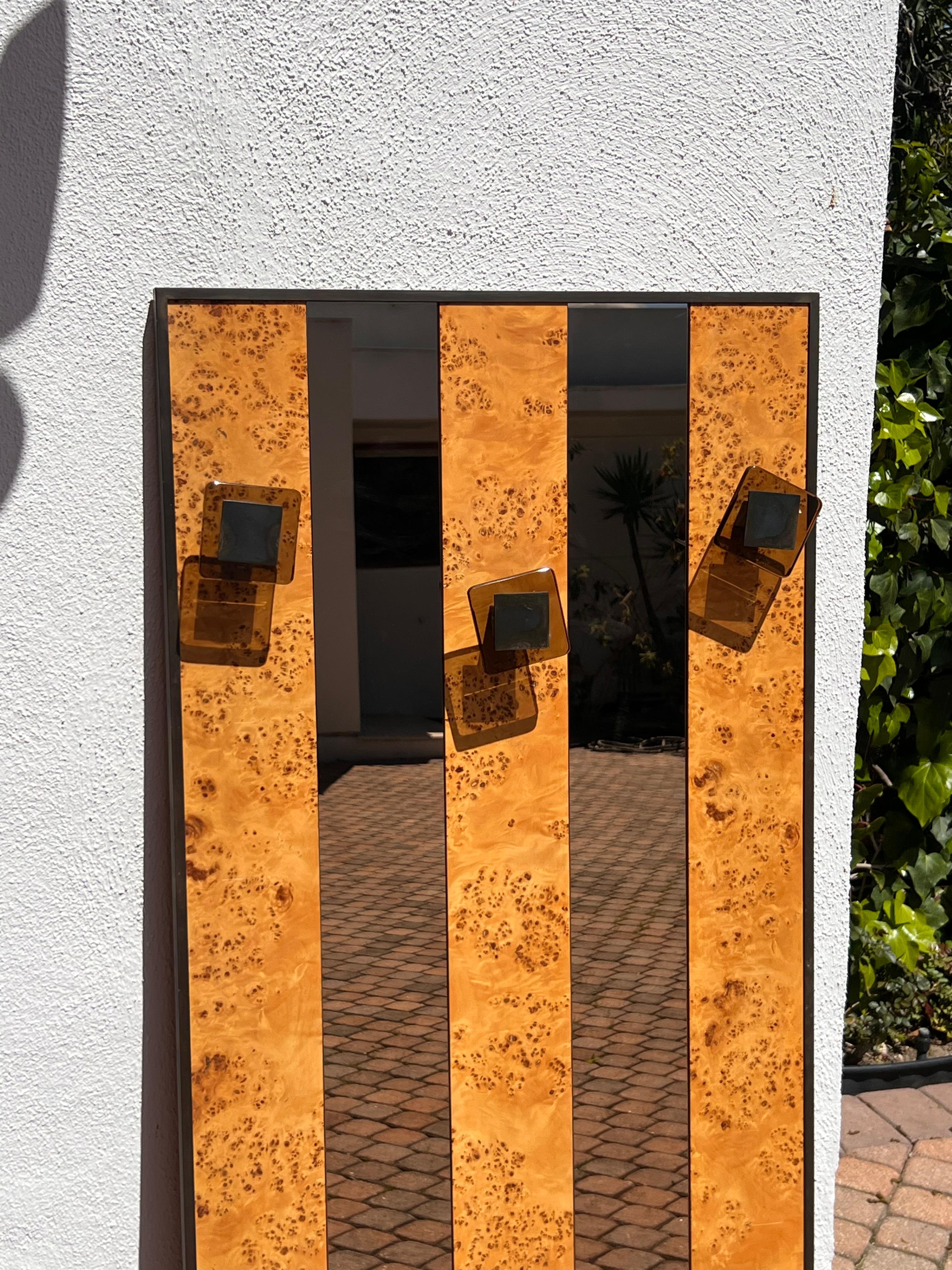 Laiton Miroir vintage en loupe avec cintres en lucite, fin du 20e siècle en vente