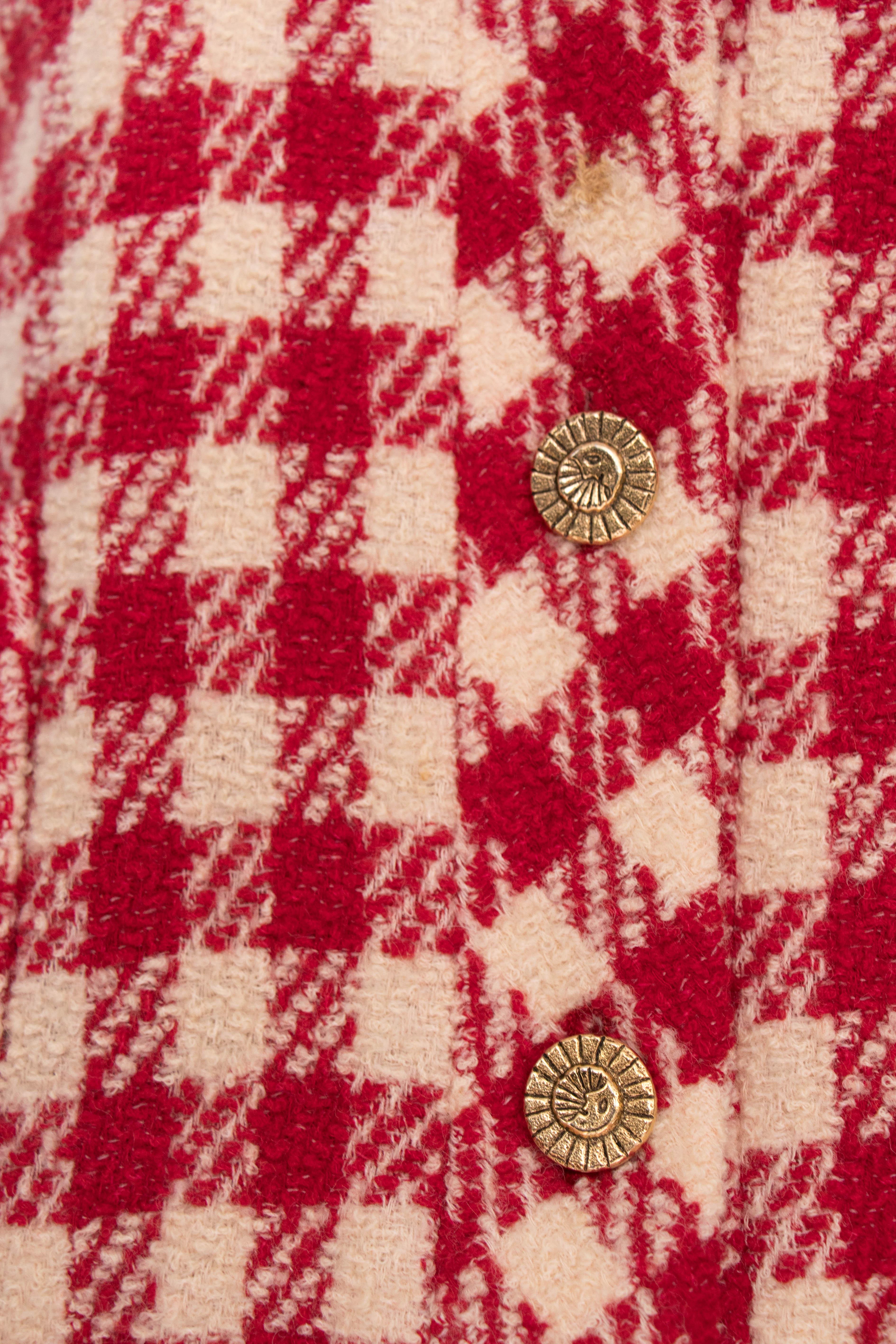A Vintage Chanel Red and White Cropped Boucle Jacket  In Good Condition In Copenhagen, DK