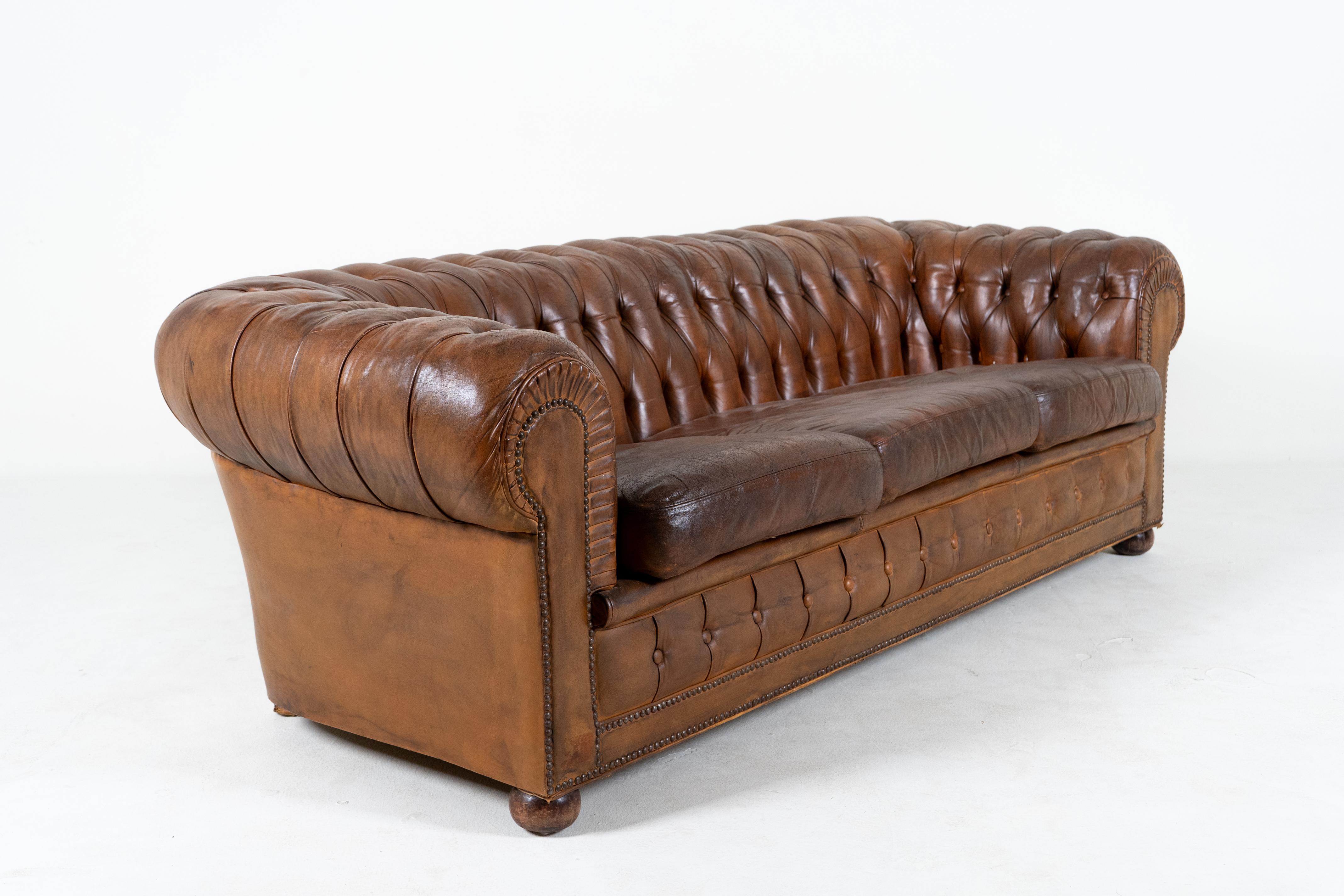 A Vintage Chesterfield Leather Sofa, France c.1960 In Good Condition For Sale In Chicago, IL