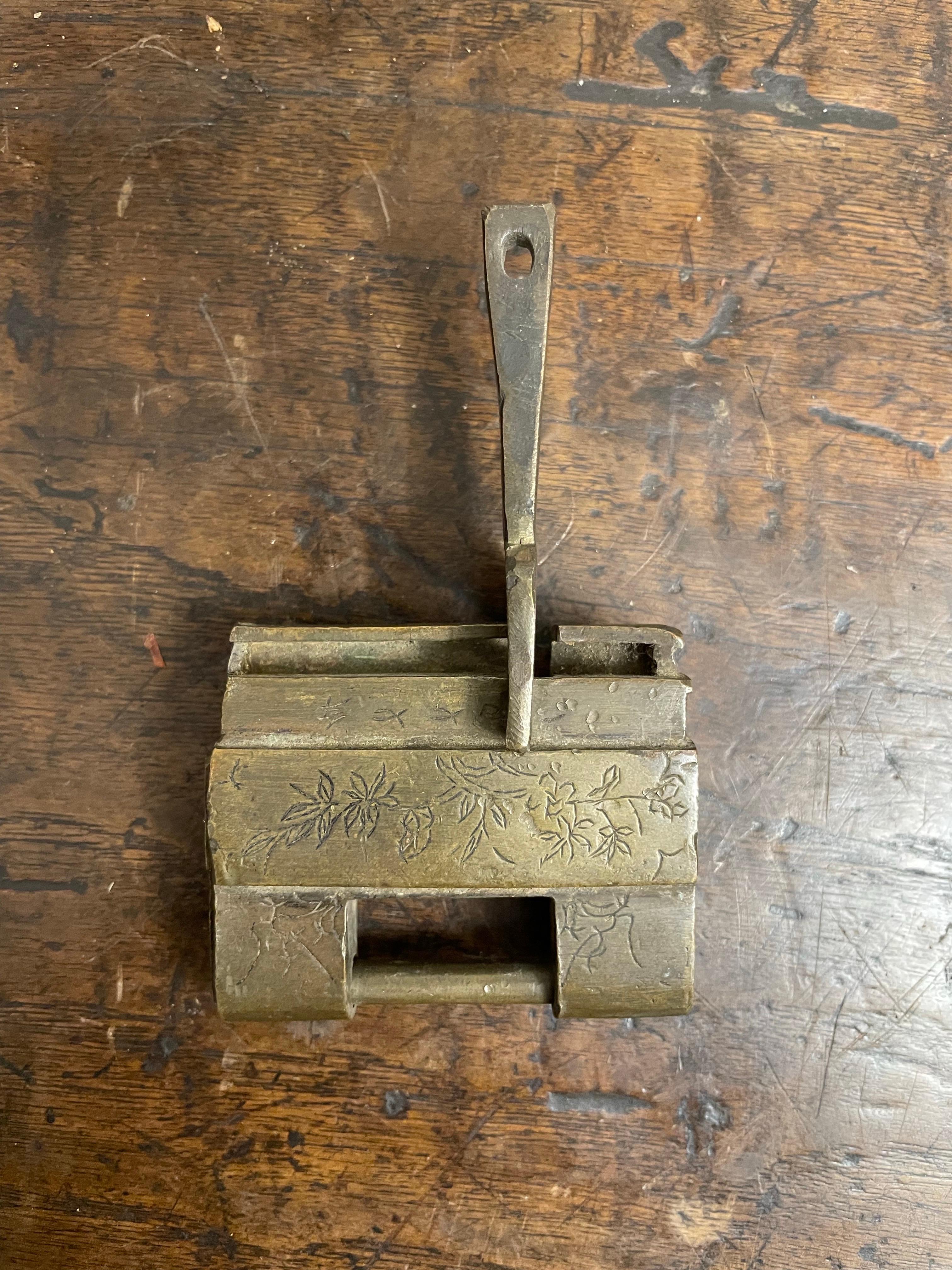 Una cerradura china vintage de latón con llave Chino en venta
