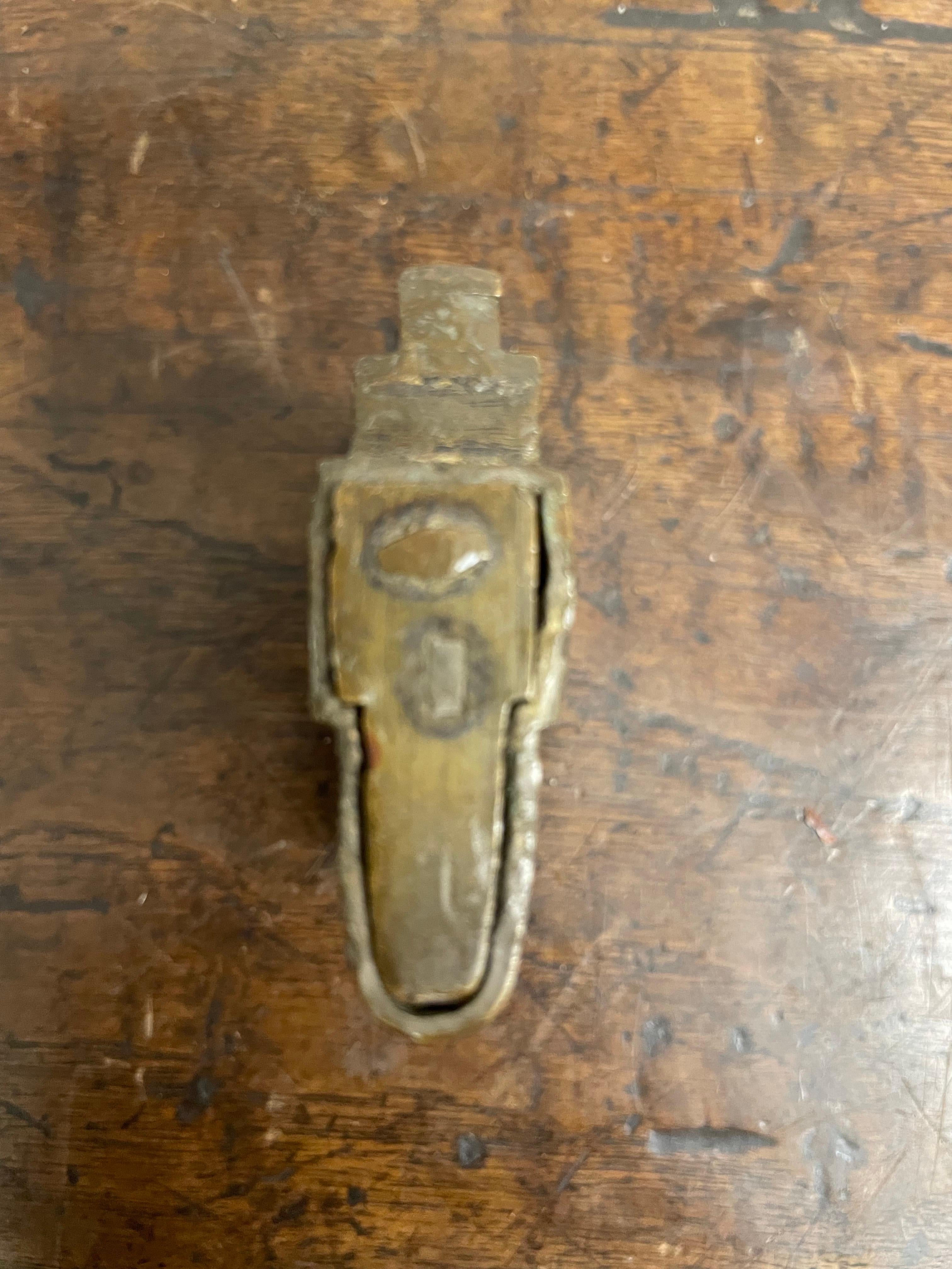 Una cerradura china vintage de latón con llave Hecho a mano en venta