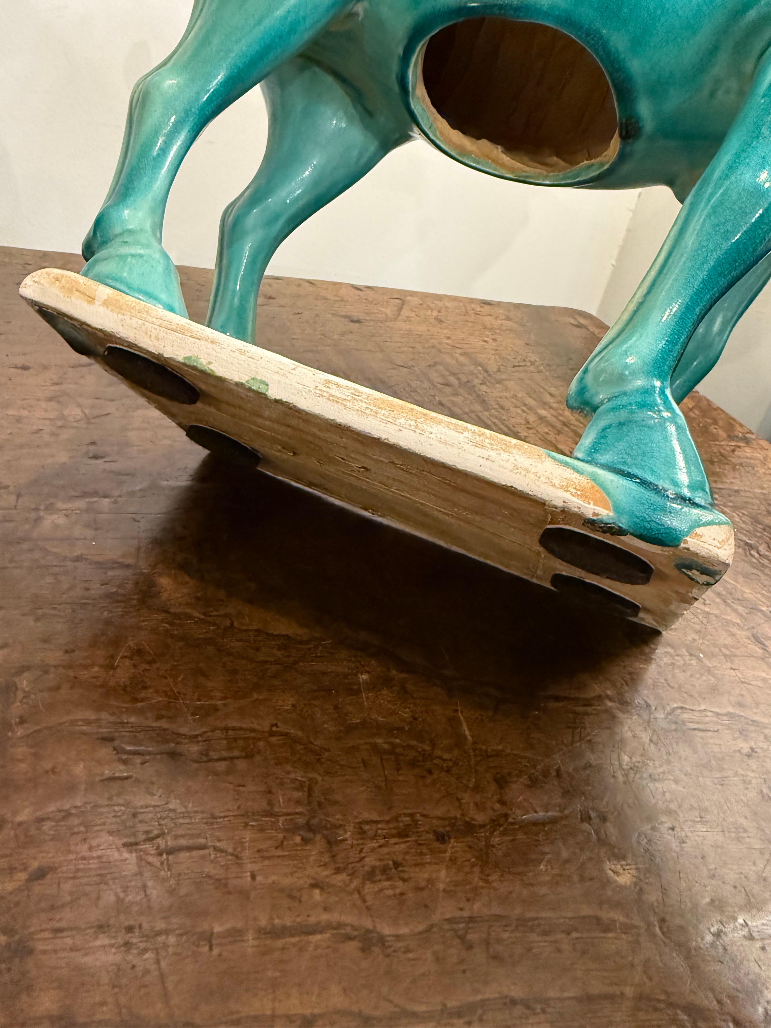 Cheval en céramique émaillée turquoise de style chinois Tang en vente 4