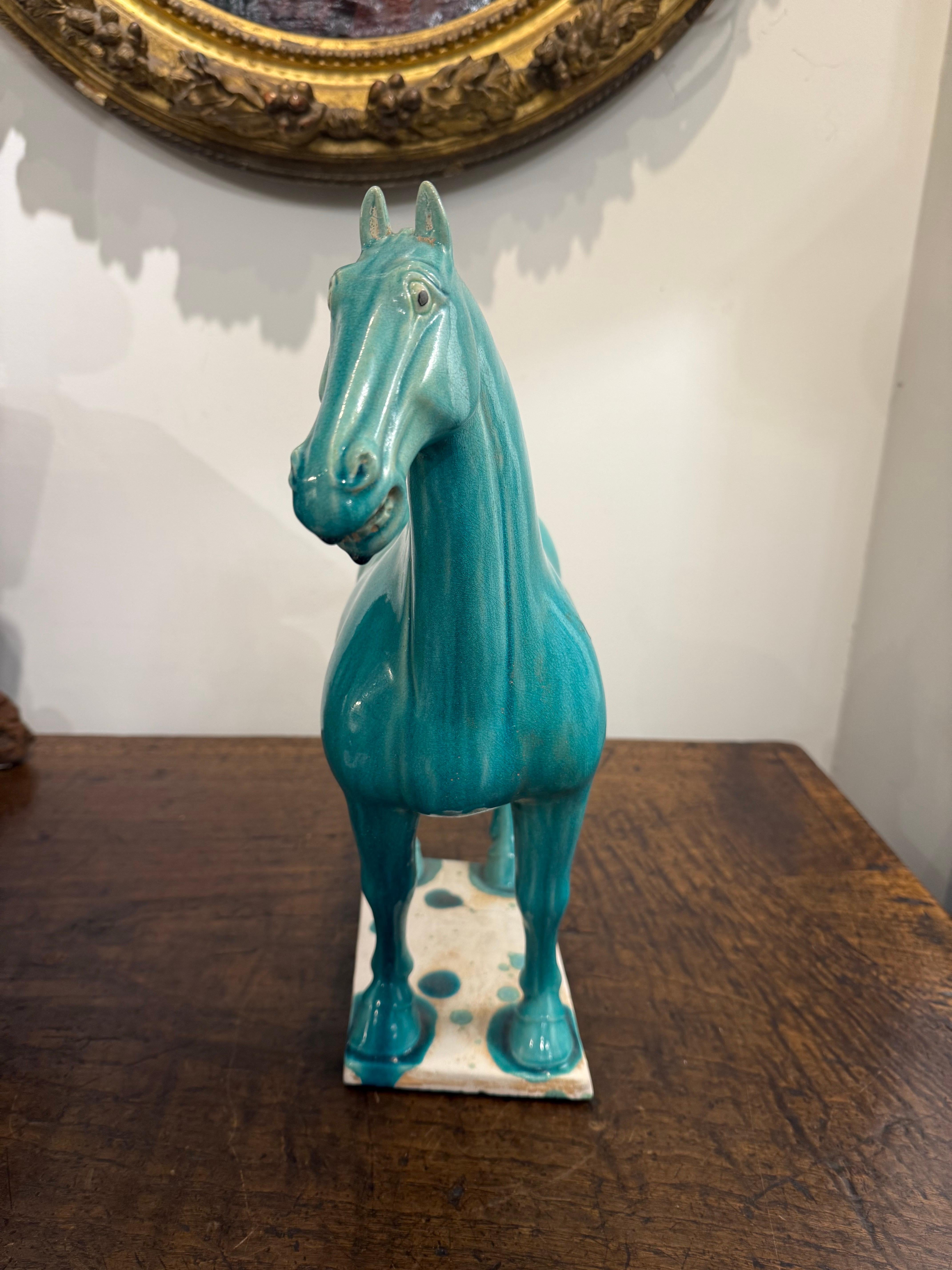 Chinois Cheval en céramique émaillée turquoise de style chinois Tang en vente