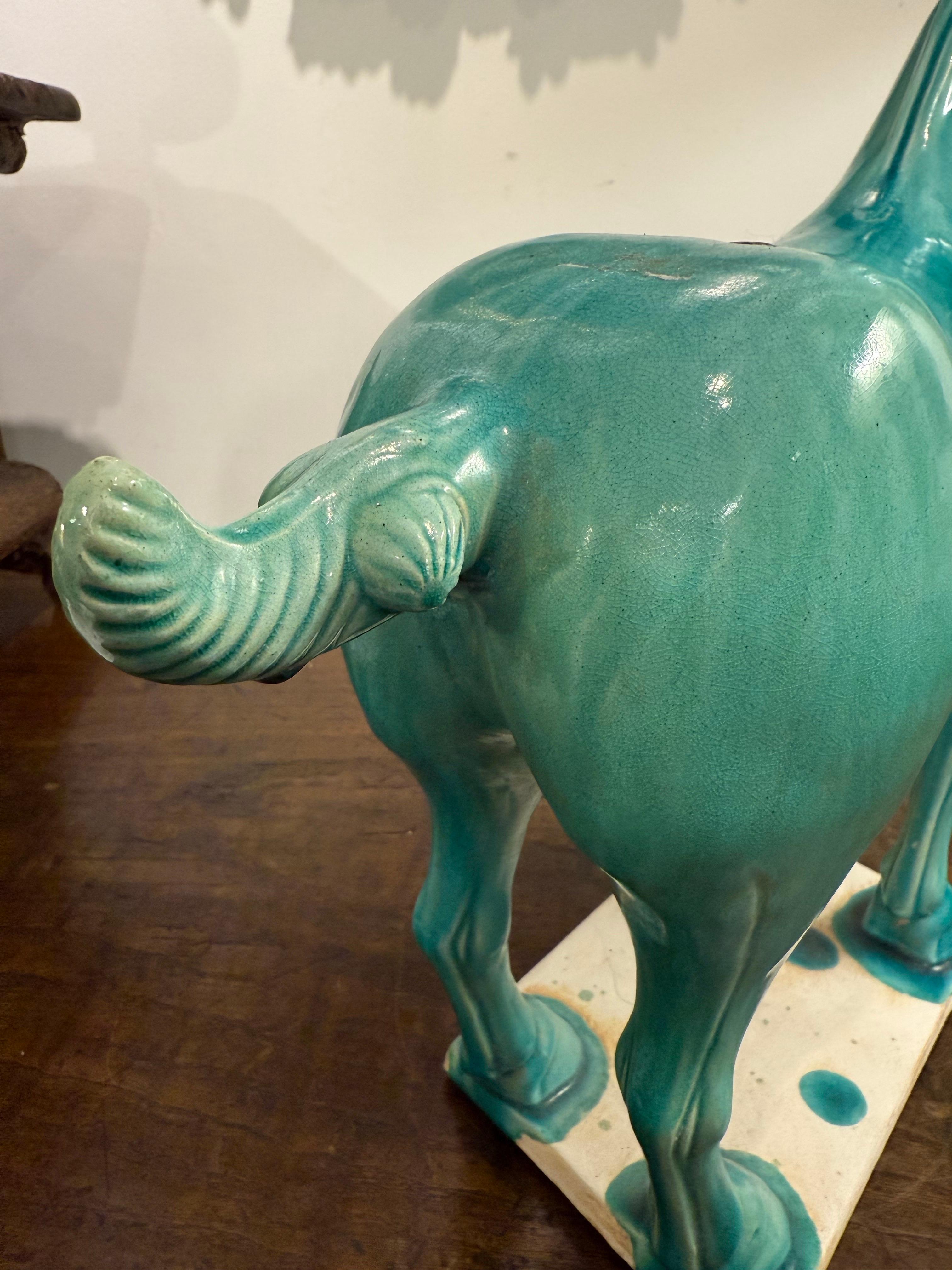 20ième siècle Cheval en céramique émaillée turquoise de style chinois Tang en vente