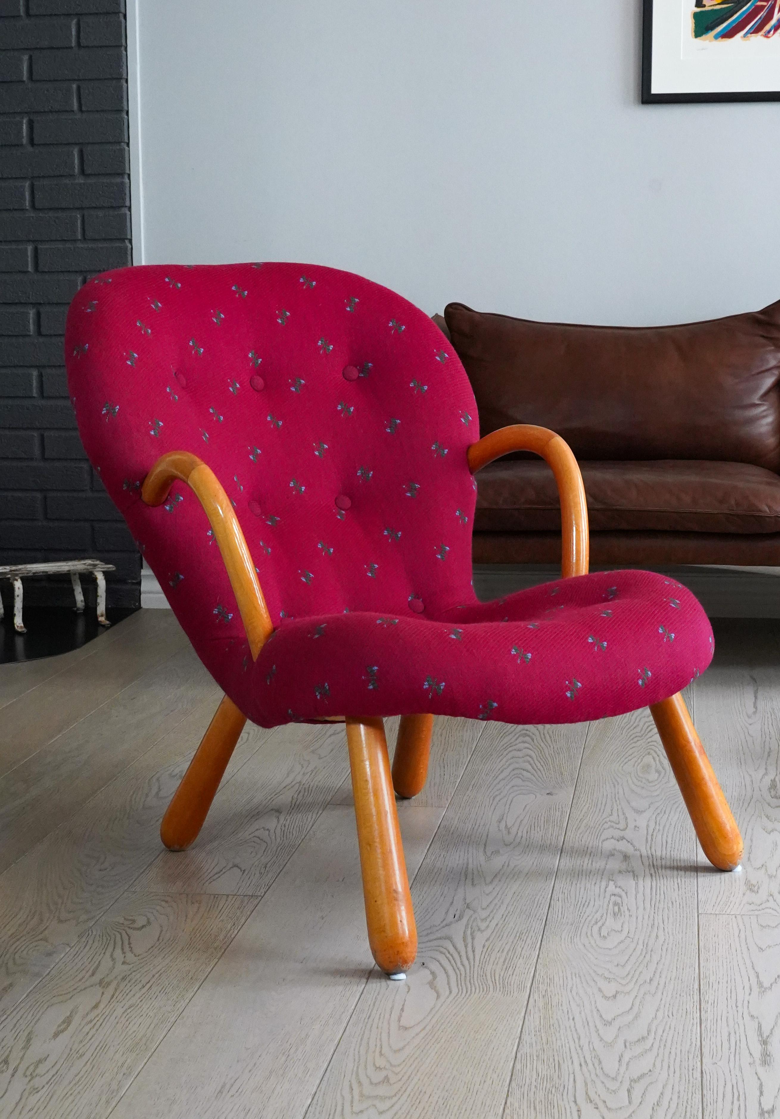 This authentic Clam Chair, designed by Arnold Madsen and produced exclusively under license by Vik & Blindheim in Norway, dates back to 1953. The chair was professionally reupholstered in 1992 using premium wool fabric from Innvik Ullvarefabrikk,
