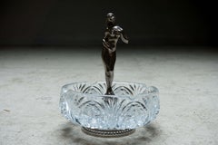 Un piatto in vetro tagliato d'epoca con manico figurativo