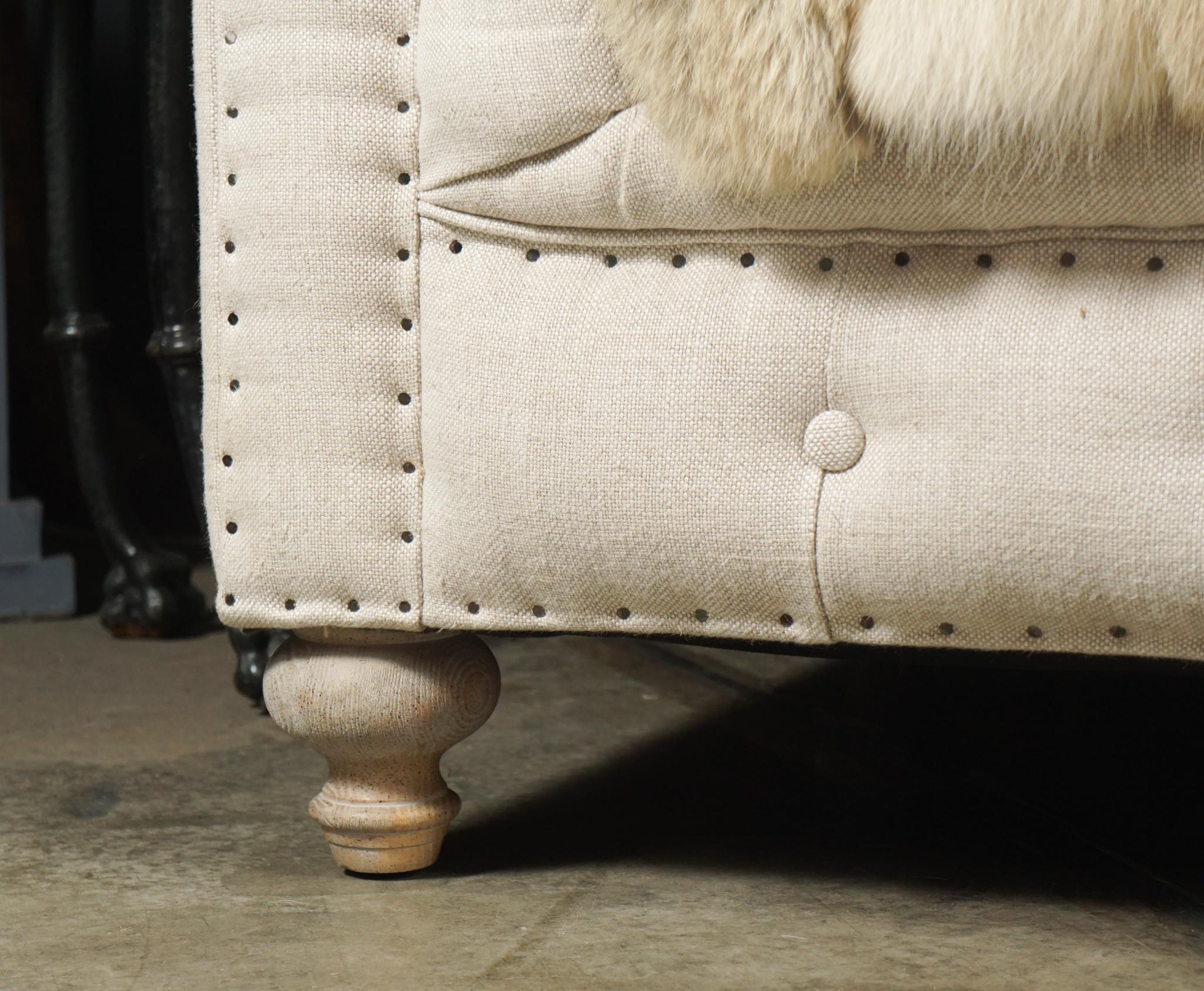 Gepolstertes Chesterfield-Sofa aus Leinen im edwardianischen Stil mit Knopfleiste   (Gekalkt) im Angebot