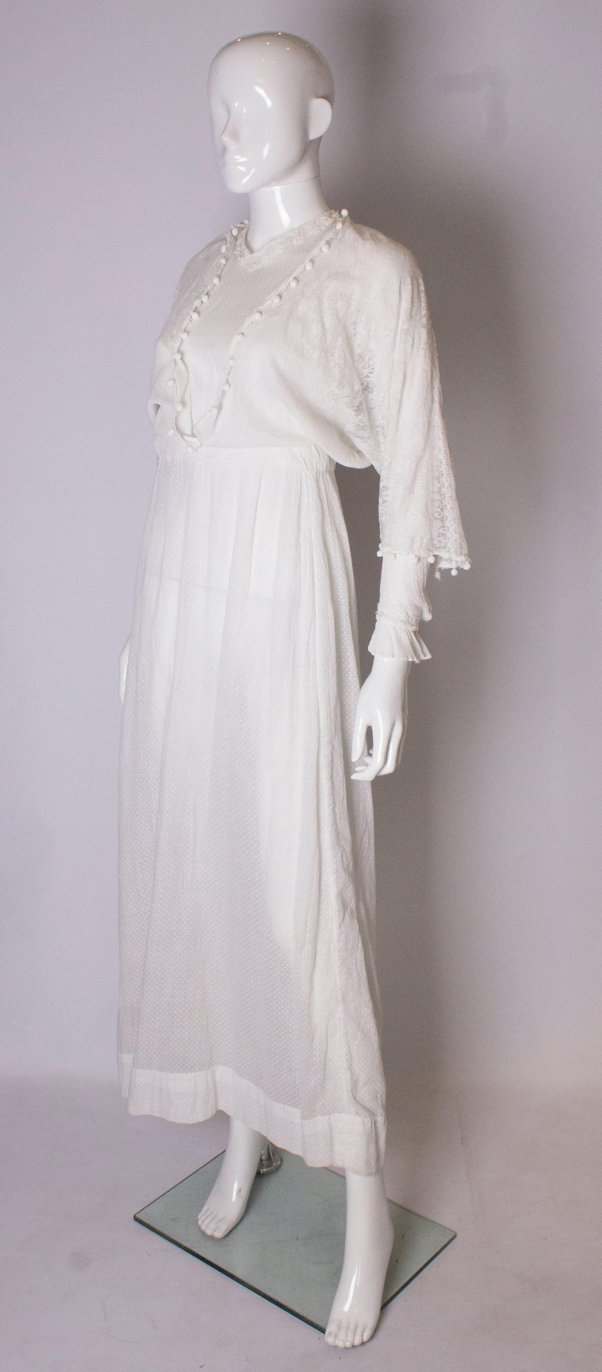 Edwardianisches weißes Vintage-Baumwoll-Lawnkleid mit Spitzendetails  (Grau) im Angebot