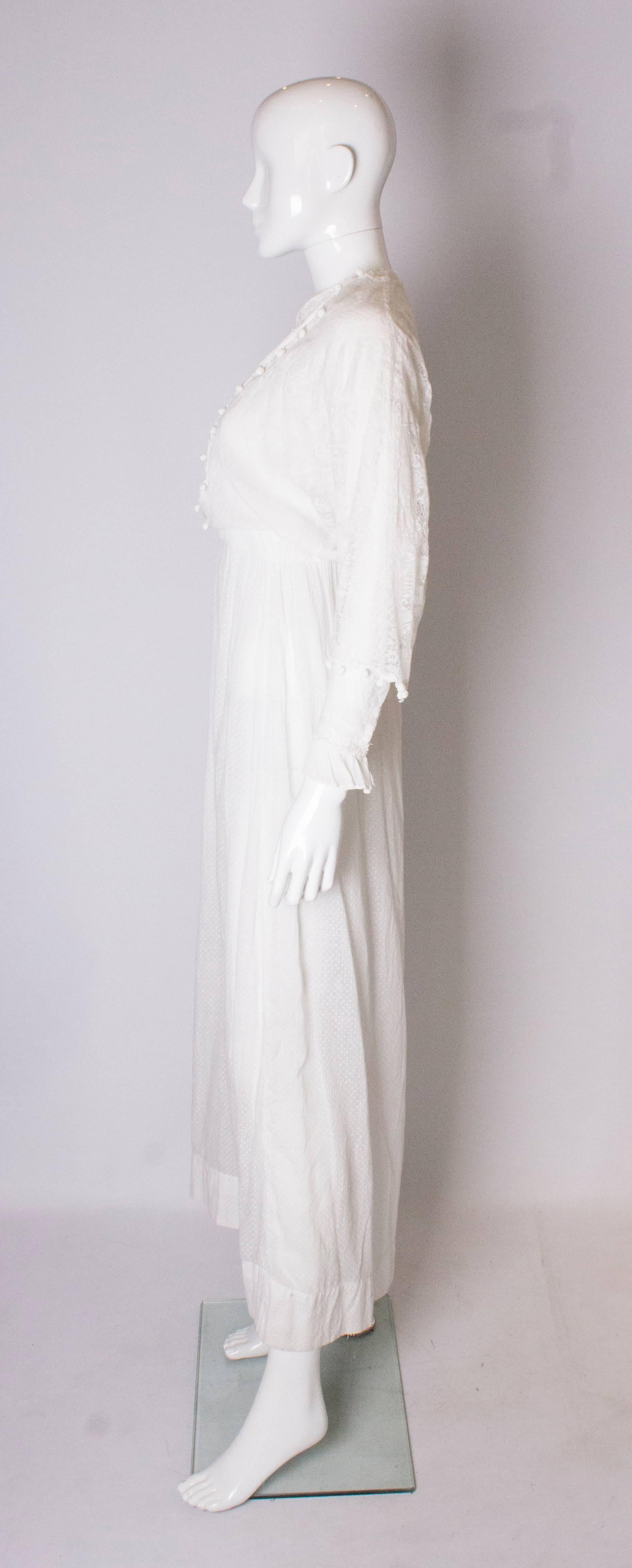A Vintage Edwardian White Cotton Lawn Dress with Lace Detailil  In Good Condition For Sale In London, GB
