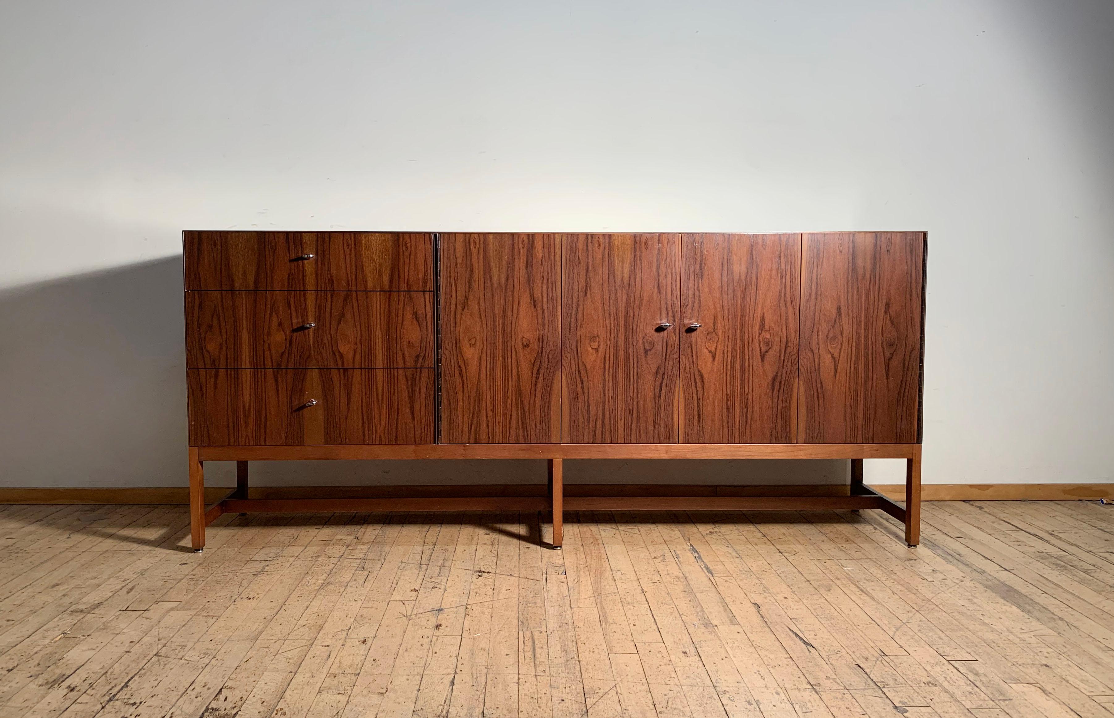 Un buffet vintage en bois exotique par Milo Baughman pour Directional.

L'une des portes a besoin d'un réglage pour s'ouvrir et se fermer correctement.
Quelques usures mineures. Dans l'ensemble, c'est un bel objet pour son état d'origine.