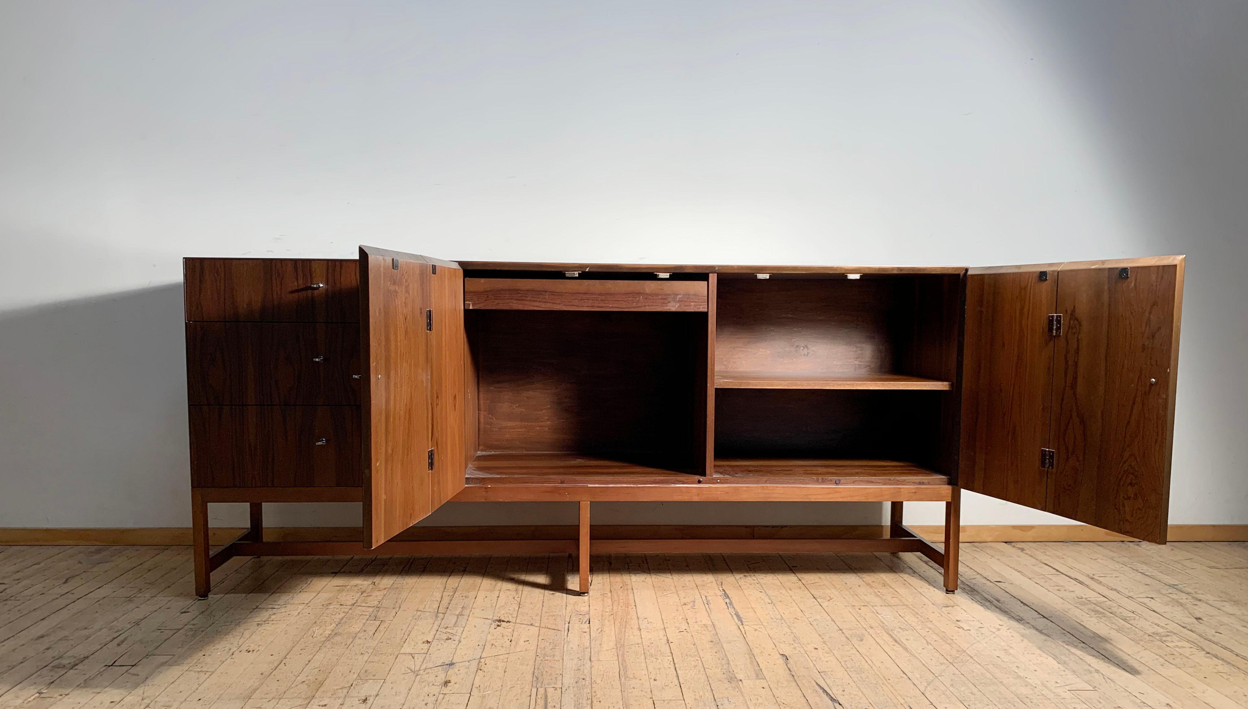 Ein Sideboard-Schrank aus exotischem Holz von Milo Baughman für Directional im Angebot 2