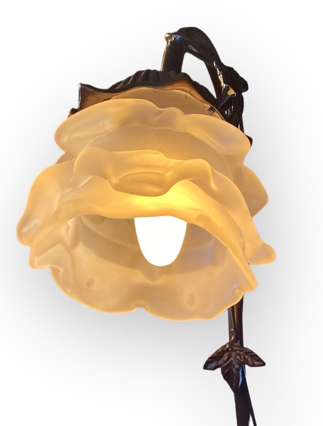 Art nouveau Lampe figurative vintage représentant une fille de la campagne avec des oiseaux Abat-jour en forme de fleur givrée en vente