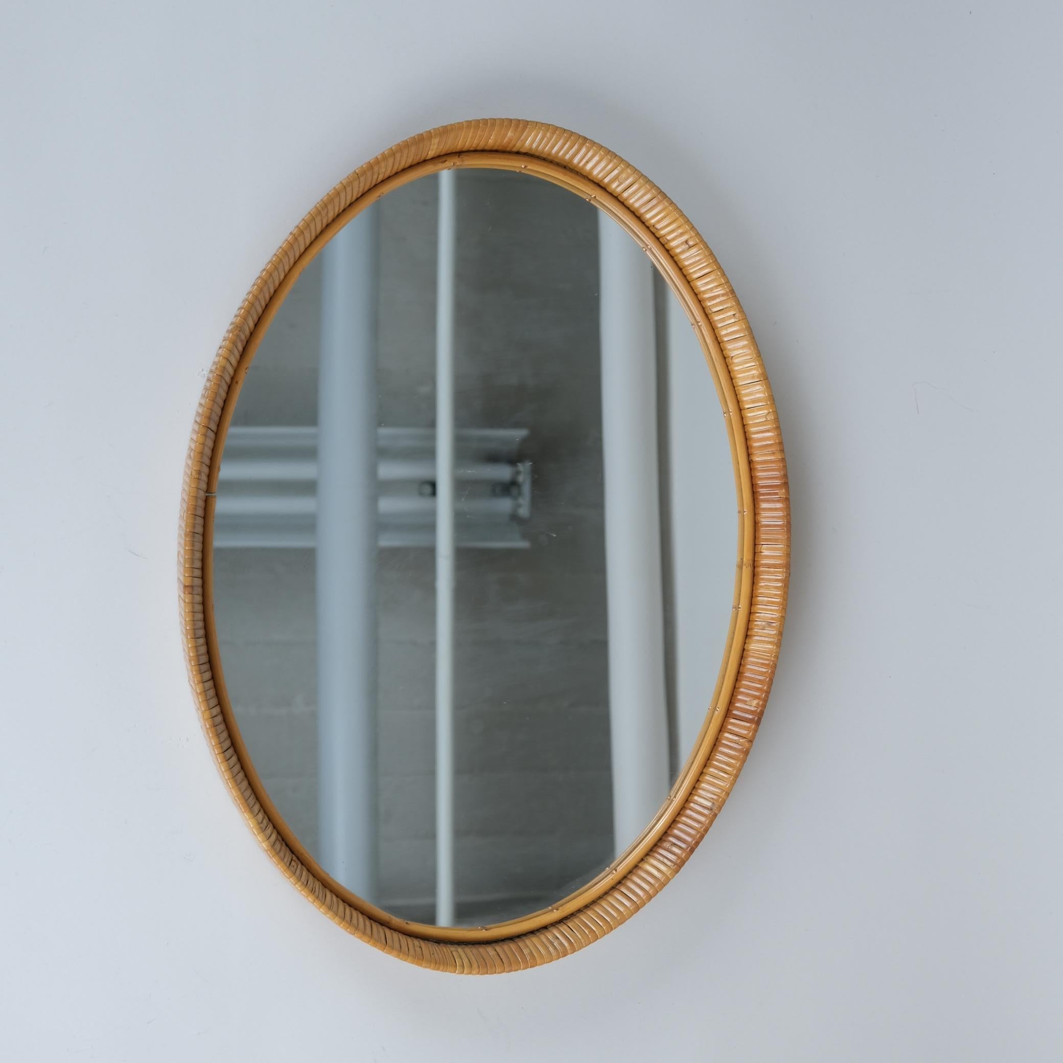Scandinavo moderno Specchio ovale in rattan finlandese d'epoca, anni '60 in vendita