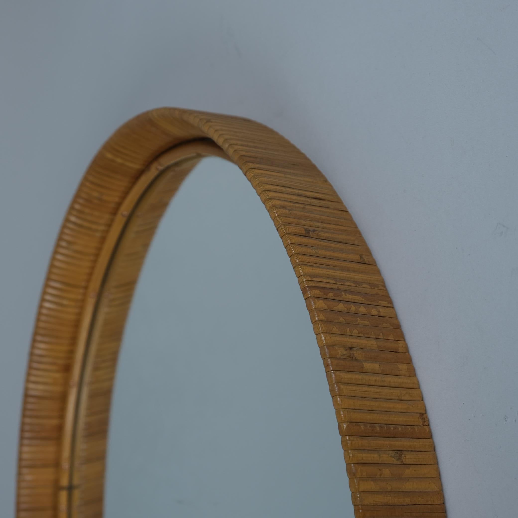 Specchio ovale in rattan finlandese d'epoca, anni '60 In condizioni buone in vendita a Helsinki, FI
