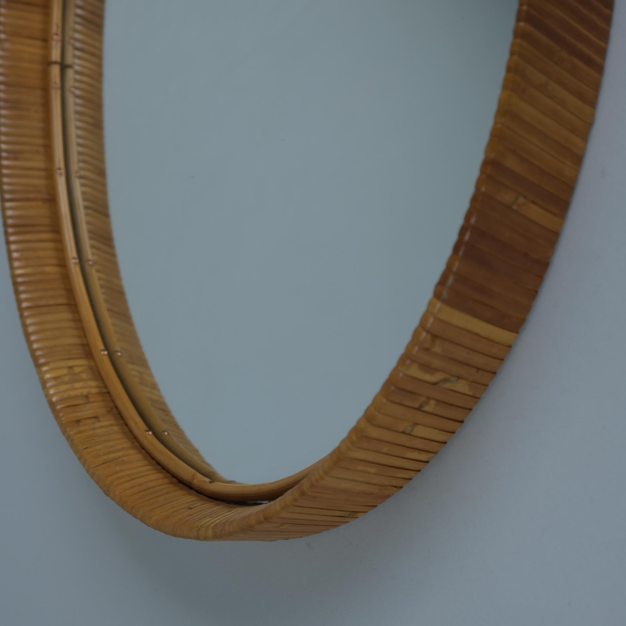 Metà XX secolo Specchio ovale in rattan finlandese d'epoca, anni '60 in vendita