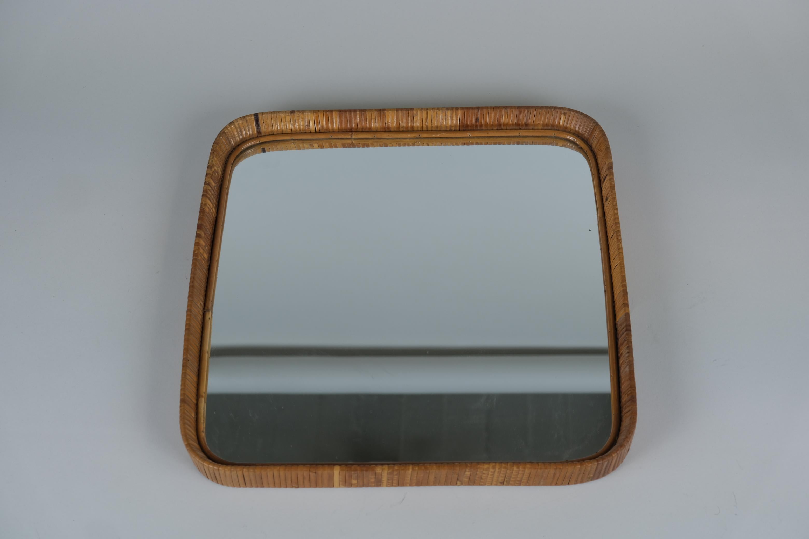 Specchio quadrato in rattan finlandese d'epoca, anni '60 In condizioni buone in vendita a Helsinki, FI