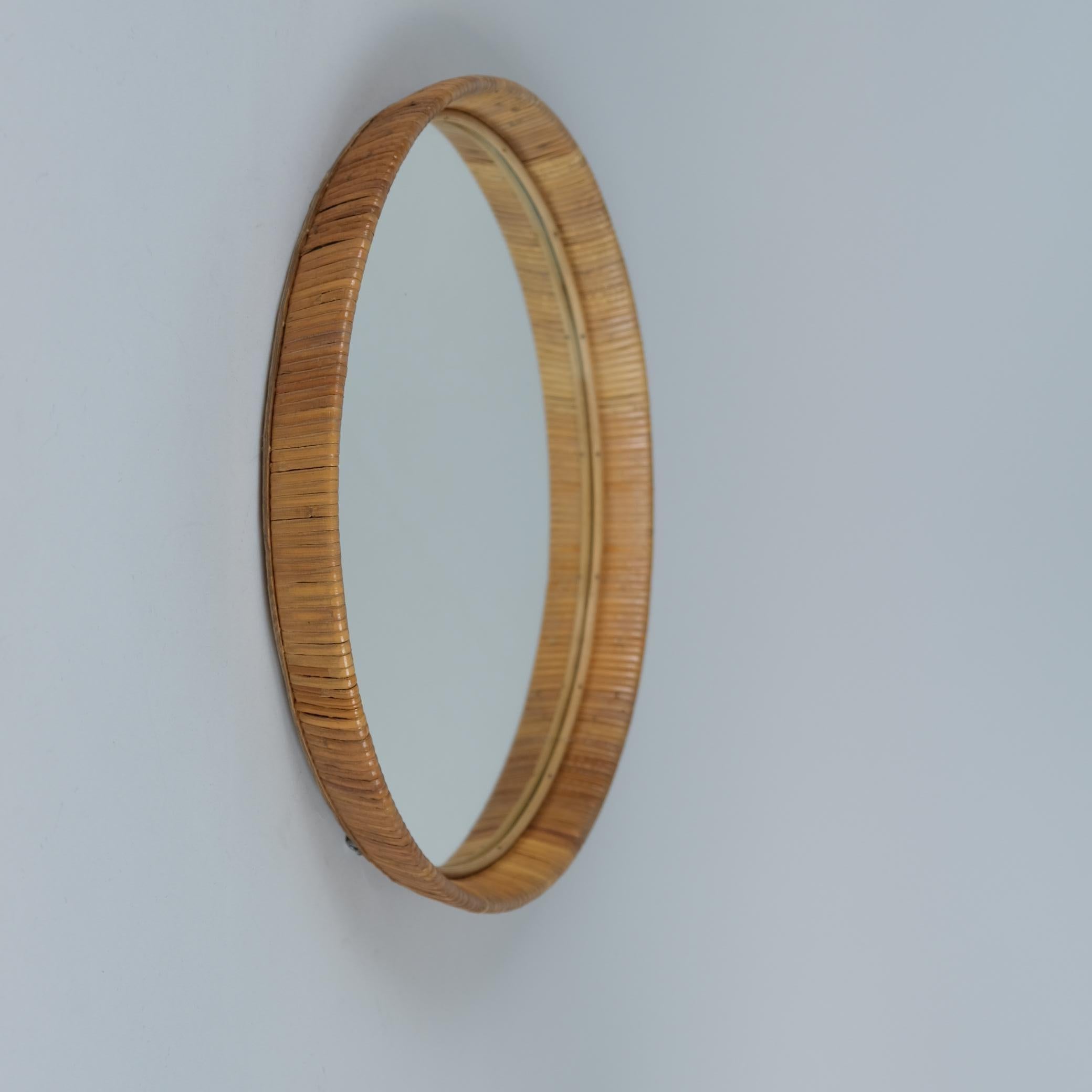 Mid-Century moderno Specchio finlandese rotondo in rattan, 1960 in vendita