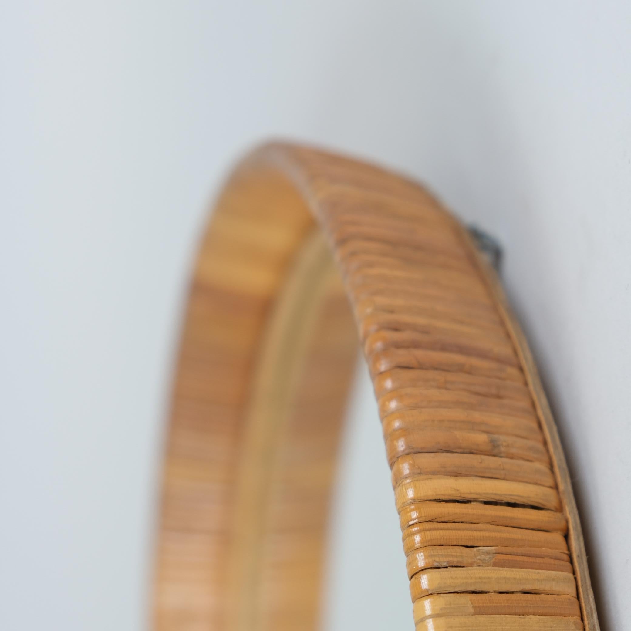 Metà XX secolo Specchio finlandese rotondo in rattan, 1960 in vendita