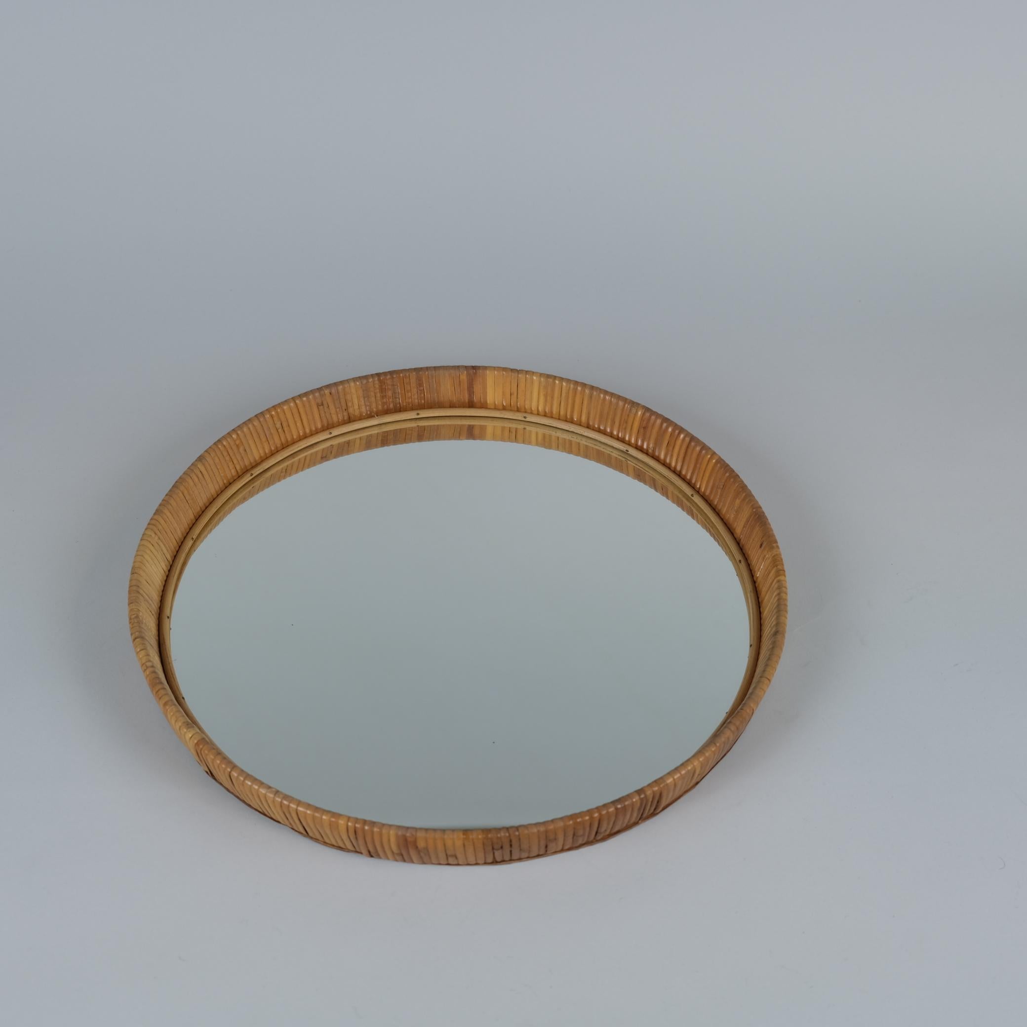 Specchio finlandese rotondo in rattan, 1960 in vendita 1