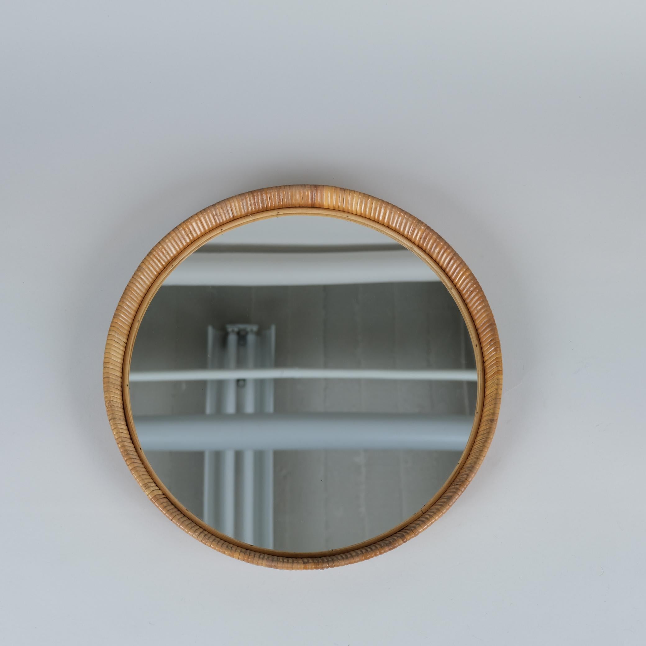 Specchio finlandese rotondo in rattan, 1960 in vendita 2