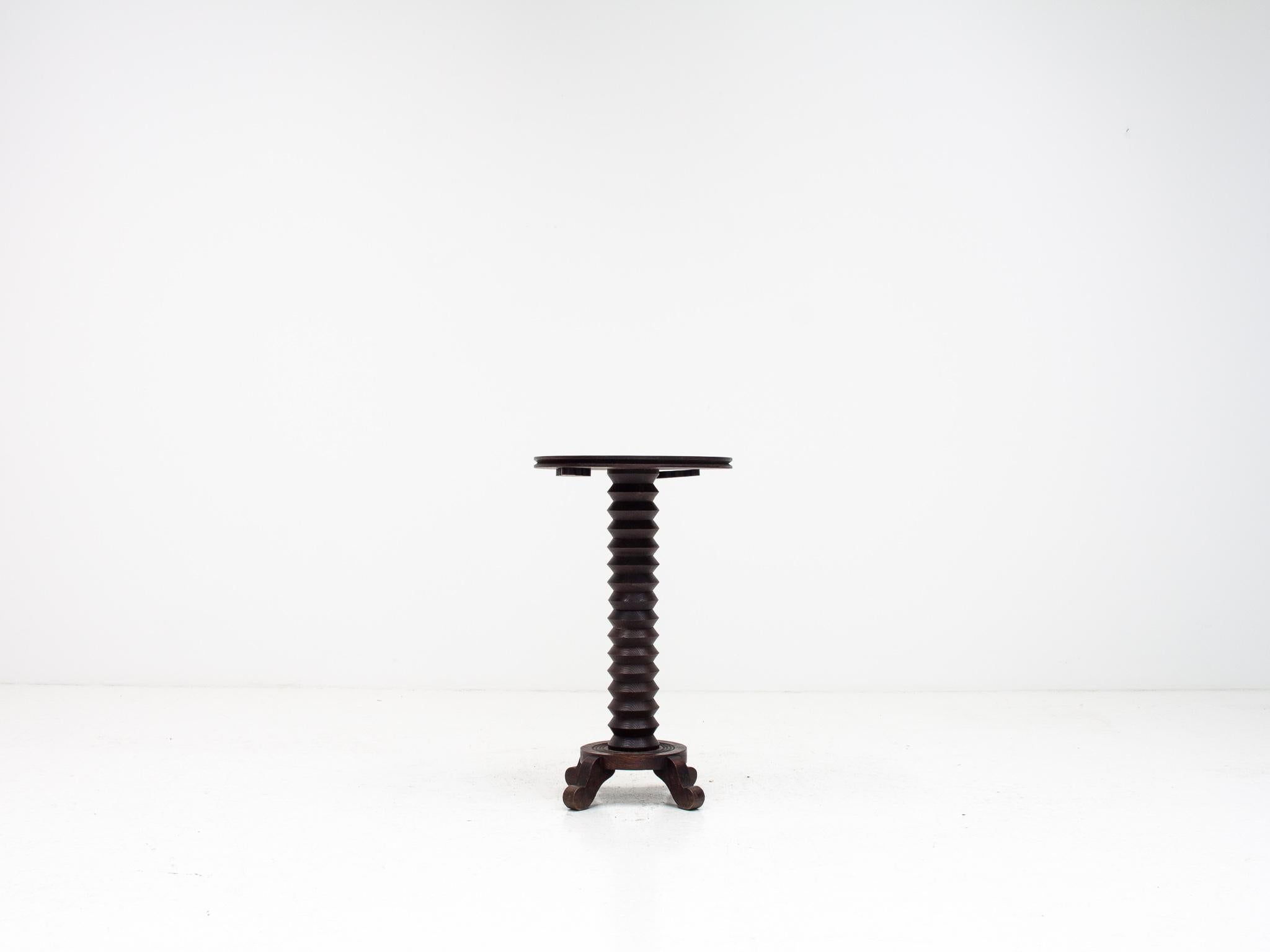 Ein französischer Sockeltisch mit gedrechseltem Säulenstiel, der an die Entwürfe von Charles Dudouyt erinnert.  Wahrscheinlich aus dem frühen 20. Jahrhundert.

Das Stück passt zu einer Einrichtung, in der verschiedene Stile und Epochen miteinander