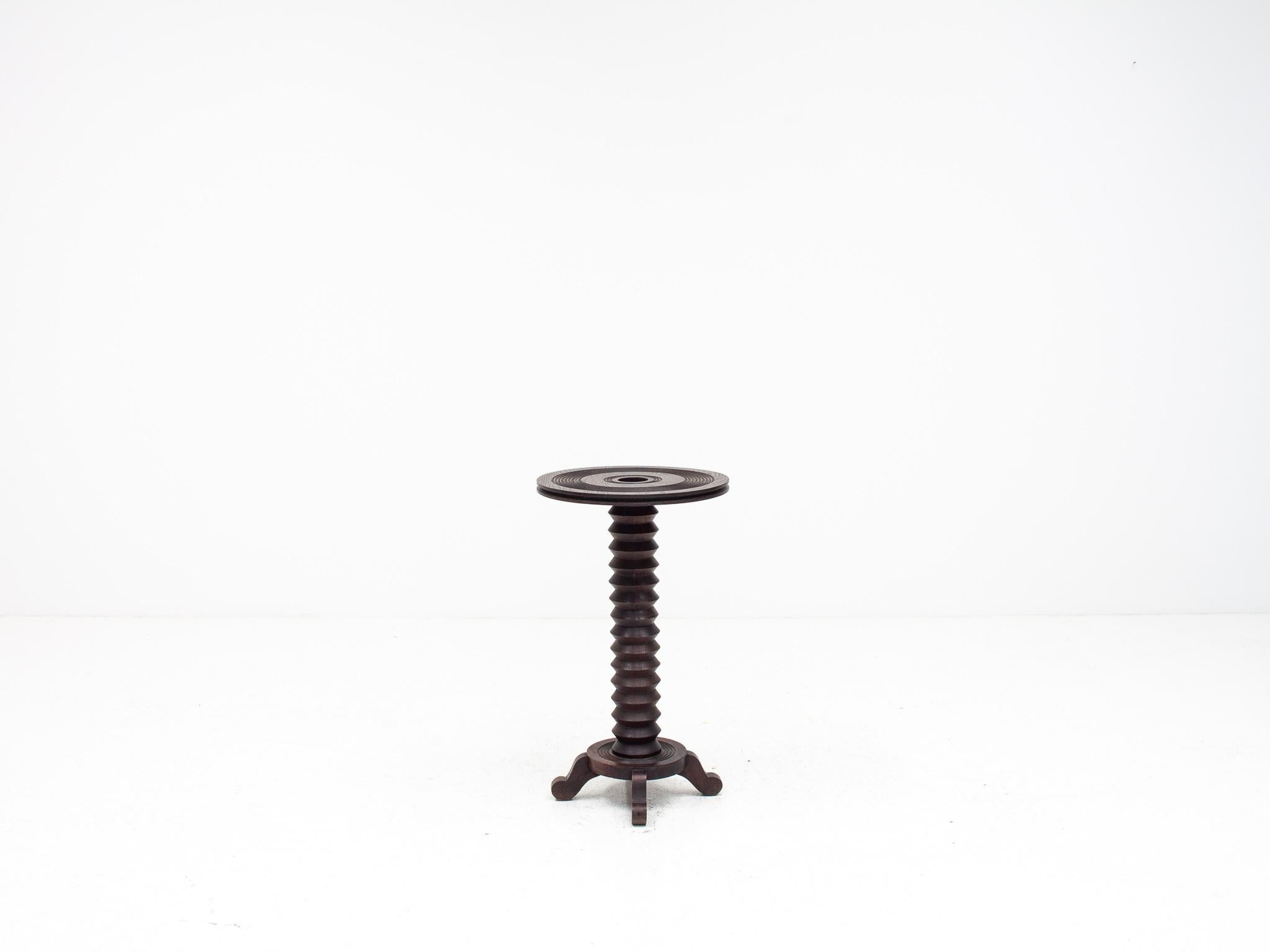 Französischer Vintage-Sockeltisch mit gedrechseltem Sockel und gedrechseltem Sockel, erinnert an Charles Dudouyt (Holz) im Angebot