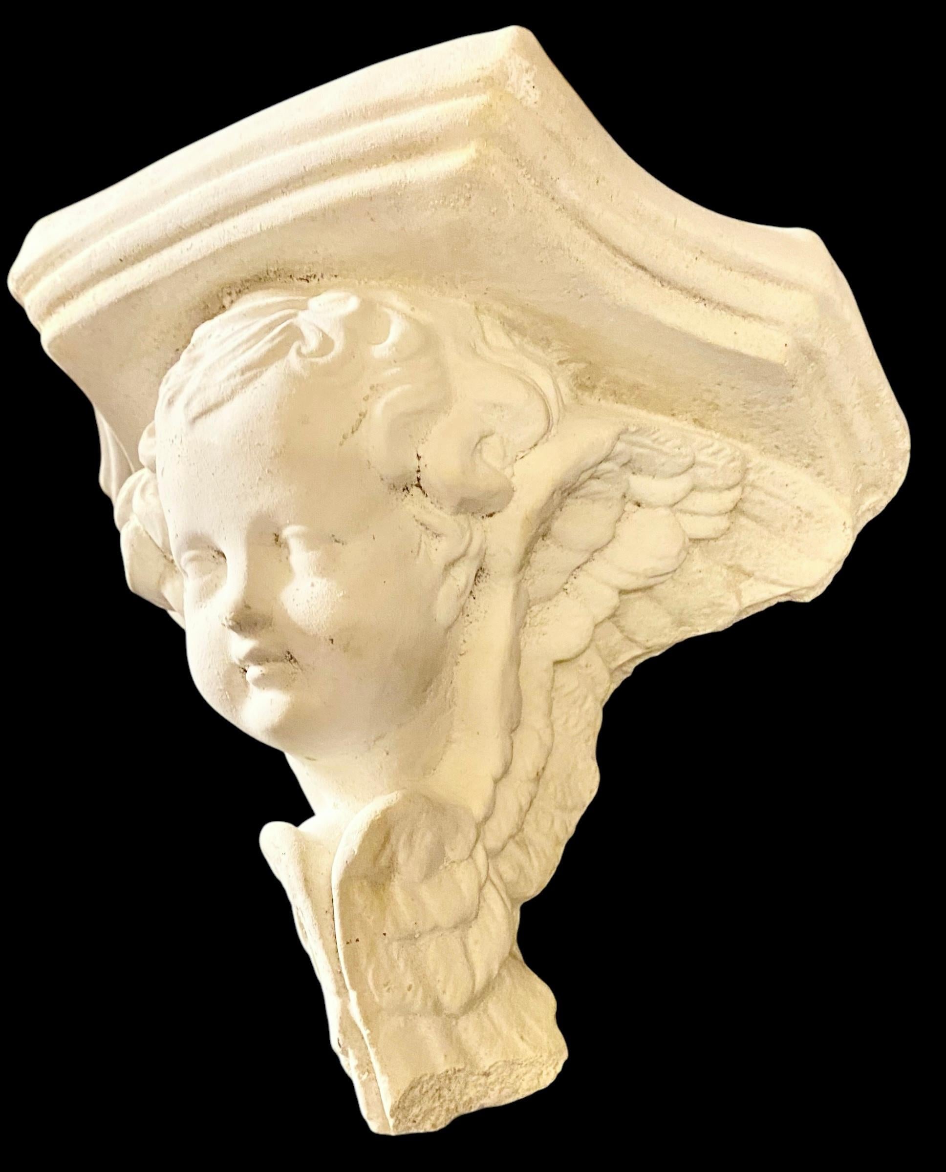 Staffa da parete in gesso francese d'epoca in stile neoclassico con angelo cherubino in vendita 2