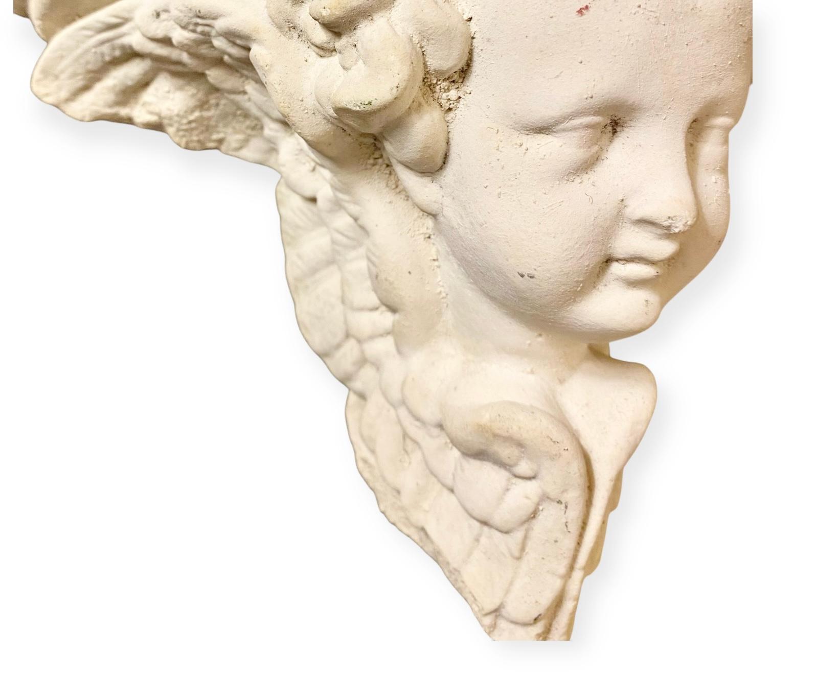 Staffa da parete in gesso francese d'epoca in stile neoclassico con angelo cherubino in vendita 3