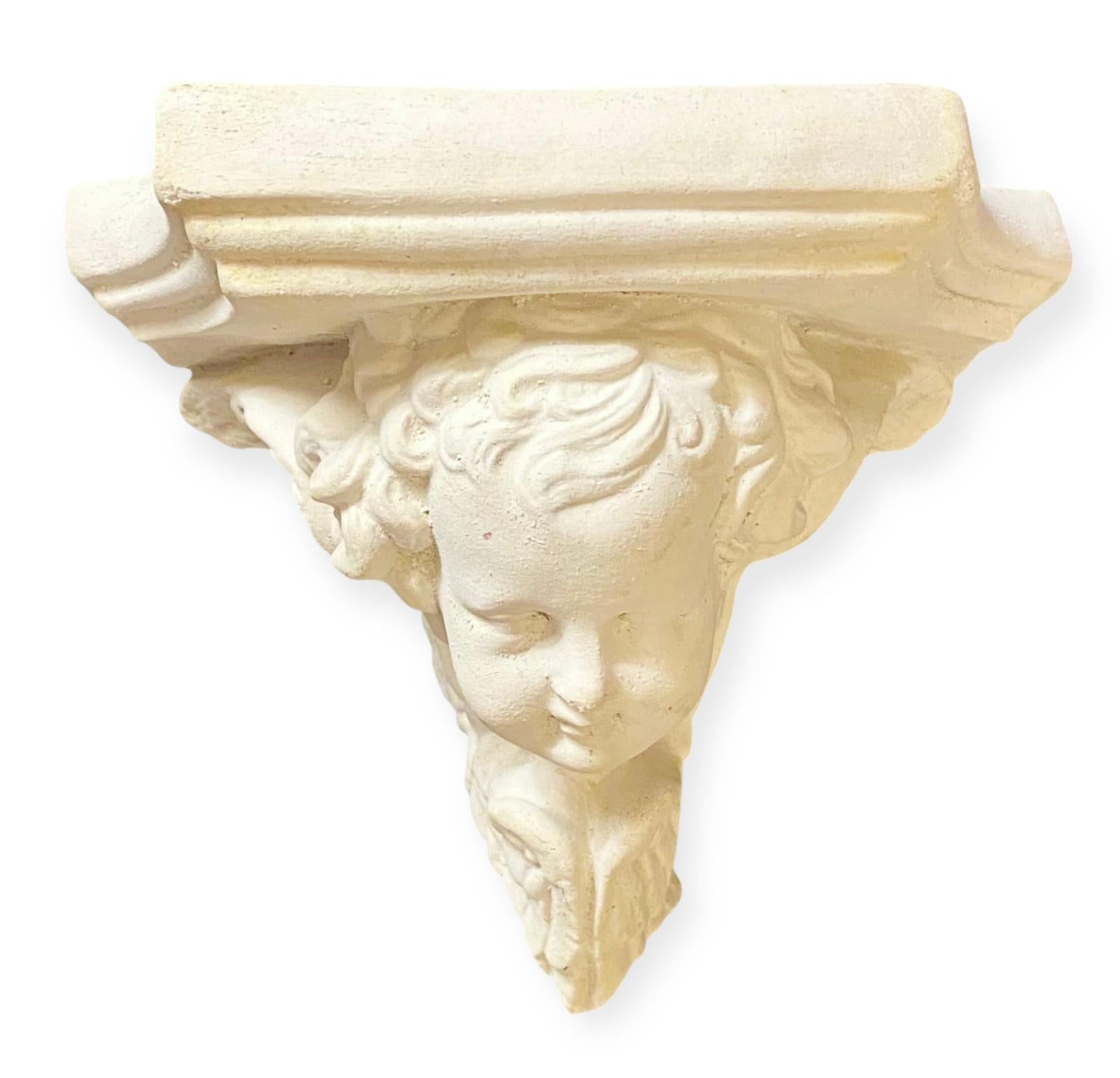Neoclassico Staffa da parete in gesso francese d'epoca in stile neoclassico con angelo cherubino in vendita