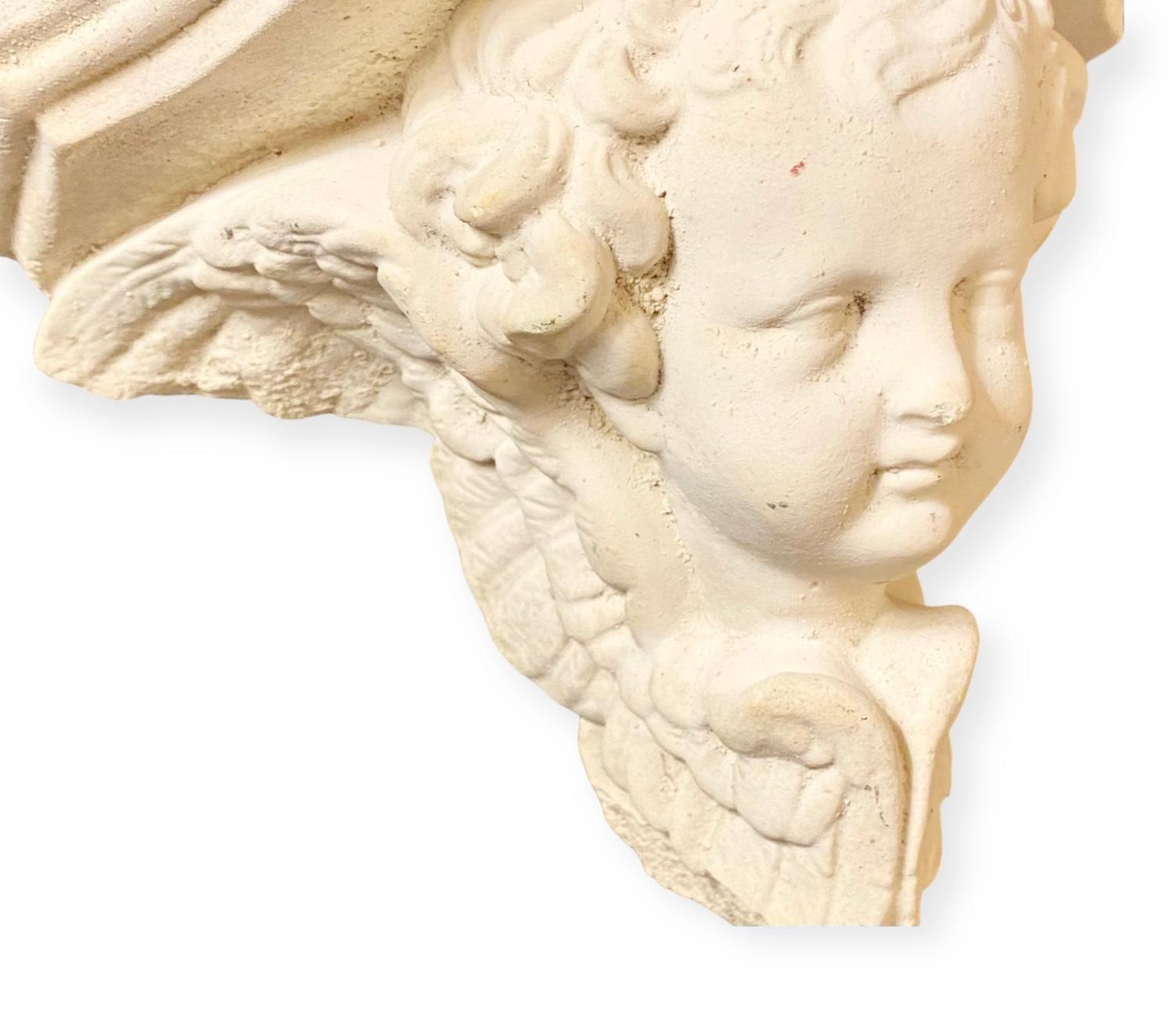 Francese Staffa da parete in gesso francese d'epoca in stile neoclassico con angelo cherubino in vendita