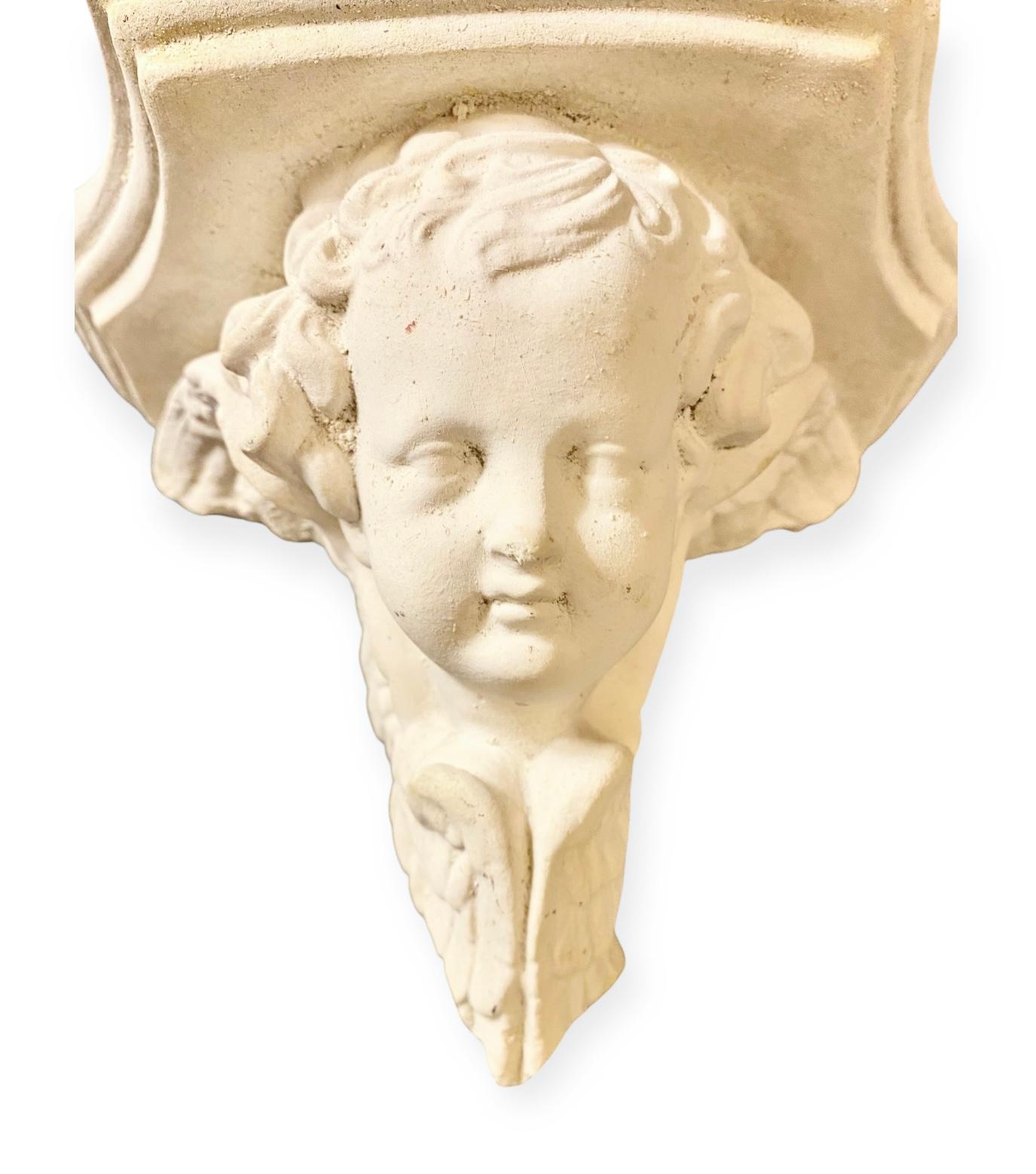 Calco Staffa da parete in gesso francese d'epoca in stile neoclassico con angelo cherubino in vendita