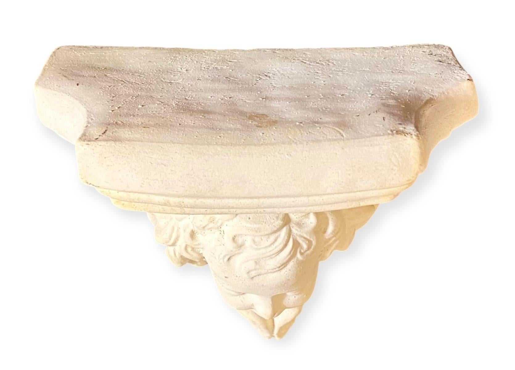 Metà XX secolo Staffa da parete in gesso francese d'epoca in stile neoclassico con angelo cherubino in vendita