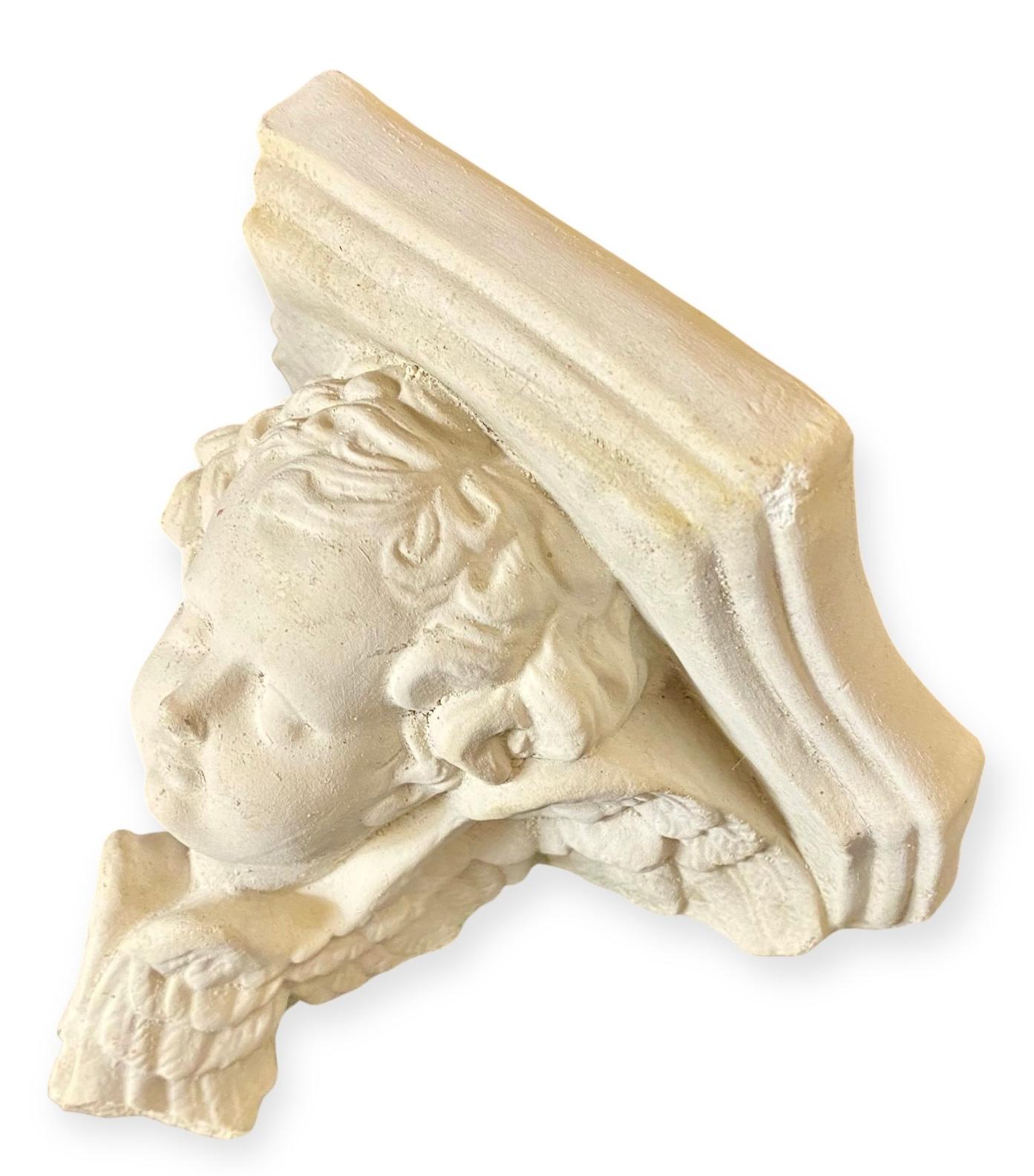 Staffa da parete in gesso francese d'epoca in stile neoclassico con angelo cherubino in vendita 1