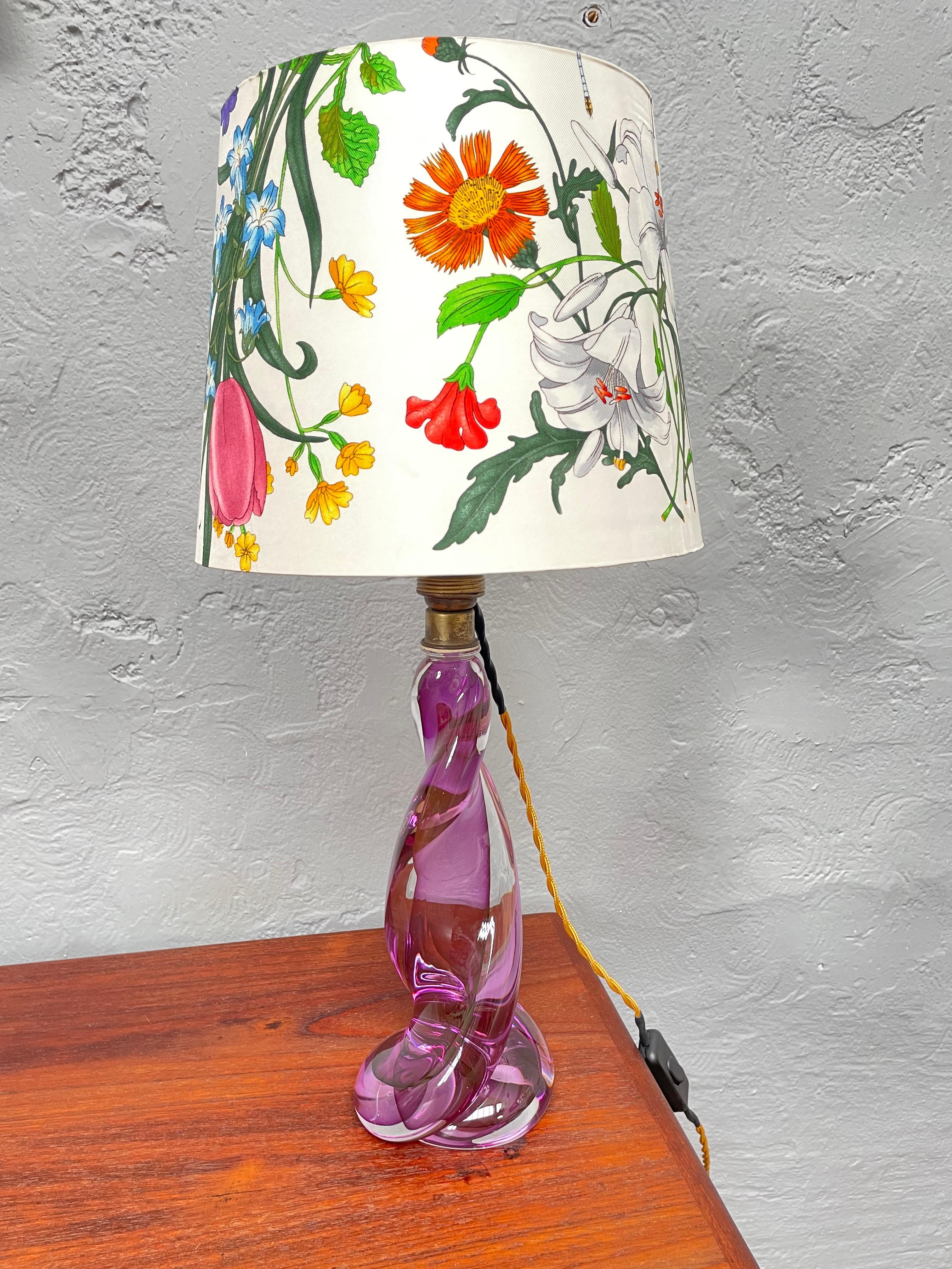 Eine Art-Deco-Glastischlampe von Val Saint Lambert aus Belgien. 
In einem schönen lilafarbenen Glas mit altersbedingten Gebrauchsspuren und ohne Chips. 
Diese Lampe wurde mit einem 2,5 Meter langen, goldfarbenen, gedrehten Textilkabel neu verkabelt