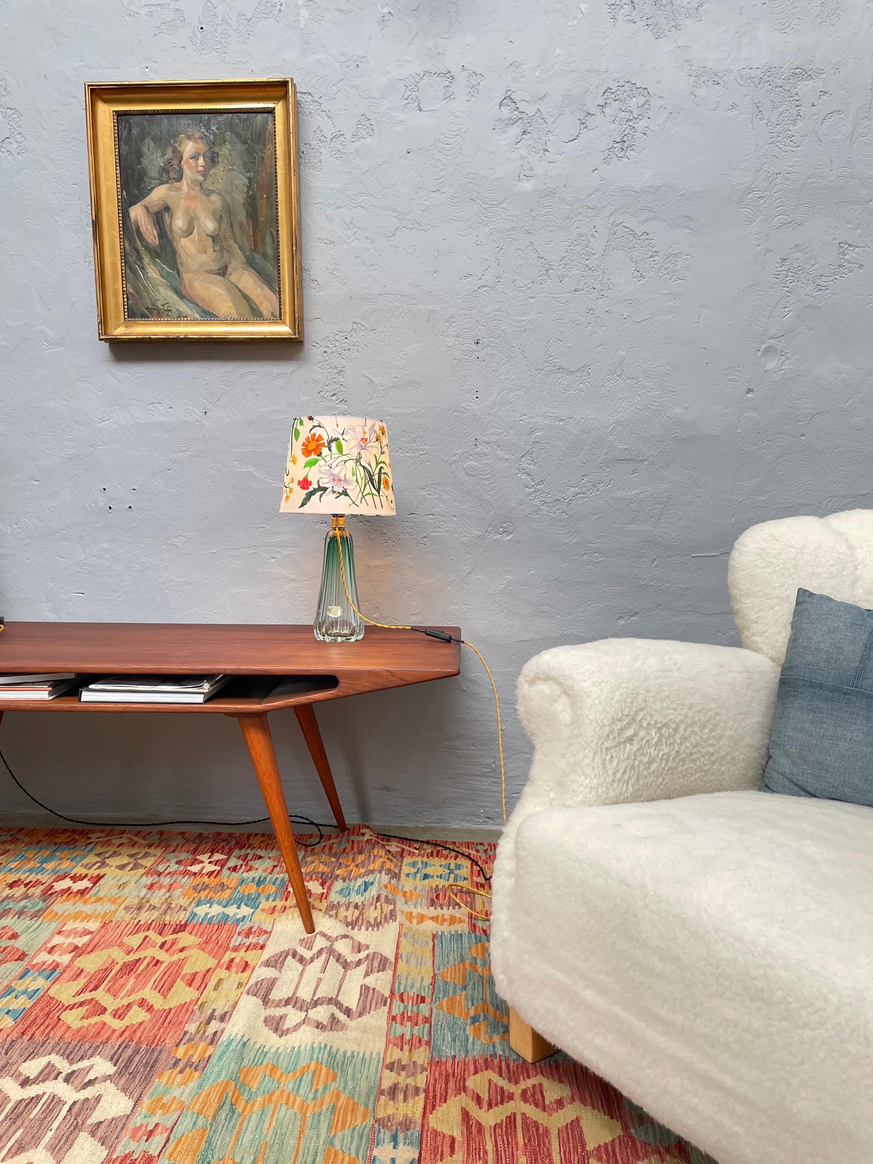 Lampada da tavolo in vetro Art Déco di Val Saint Lambert, Belgio. 
In un bellissimo vetro verde chiaro con usura dovuta all'età e senza schegge. 
Questa lampada è stata ricablata con un flex in tessuto dorato lungo 2,5 metri e dotata di un