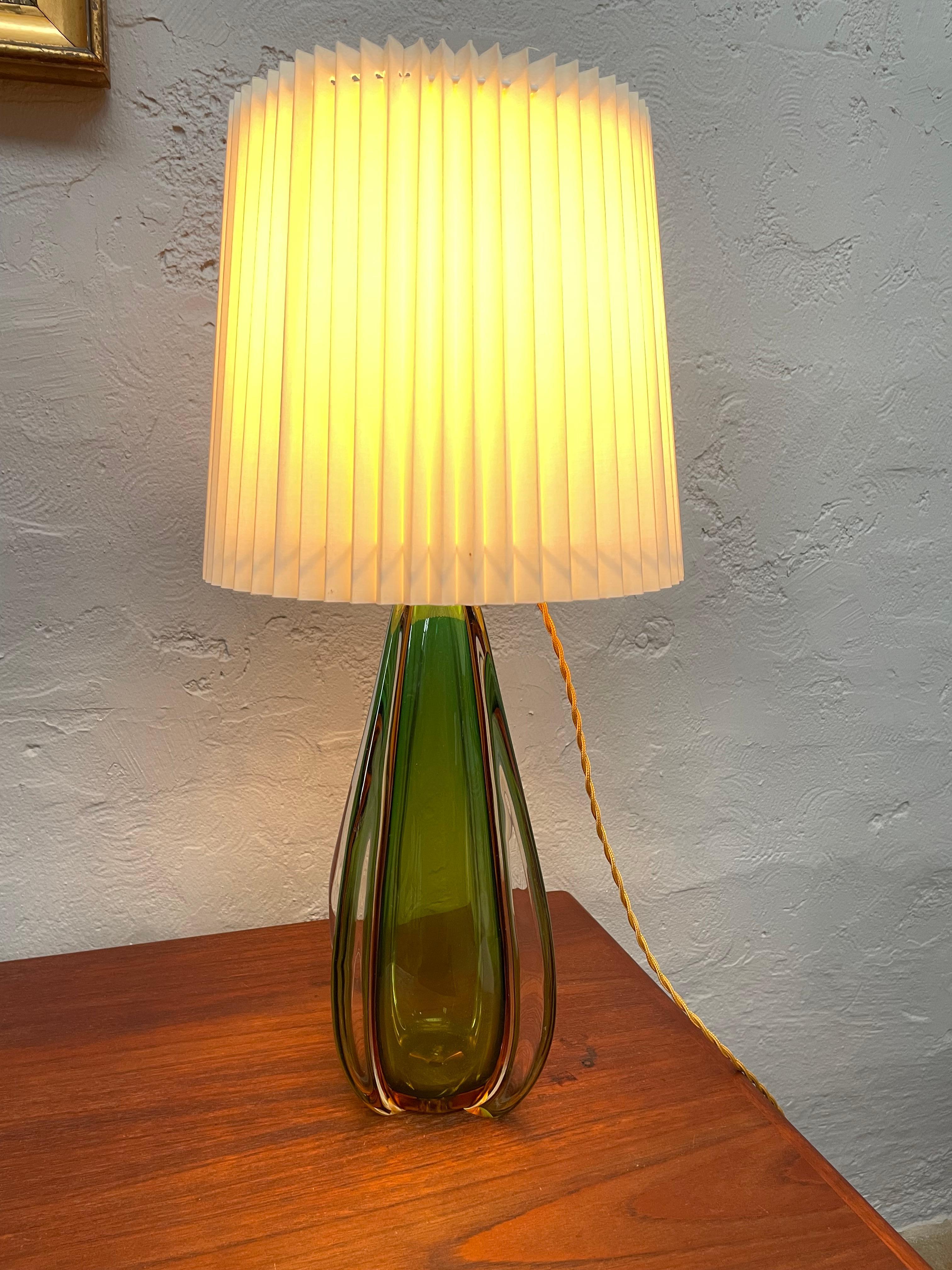 Una grande lampada da tavolo in vetro Art Déco di Val Saint Lambert, in Belgio. 
In un bellissimo vetro verde chiaro con usura dovuta all'età e senza schegge. 
Questa lampada è stata ricablata con un flex in tessuto dorato lungo 2,5 metri e dotata