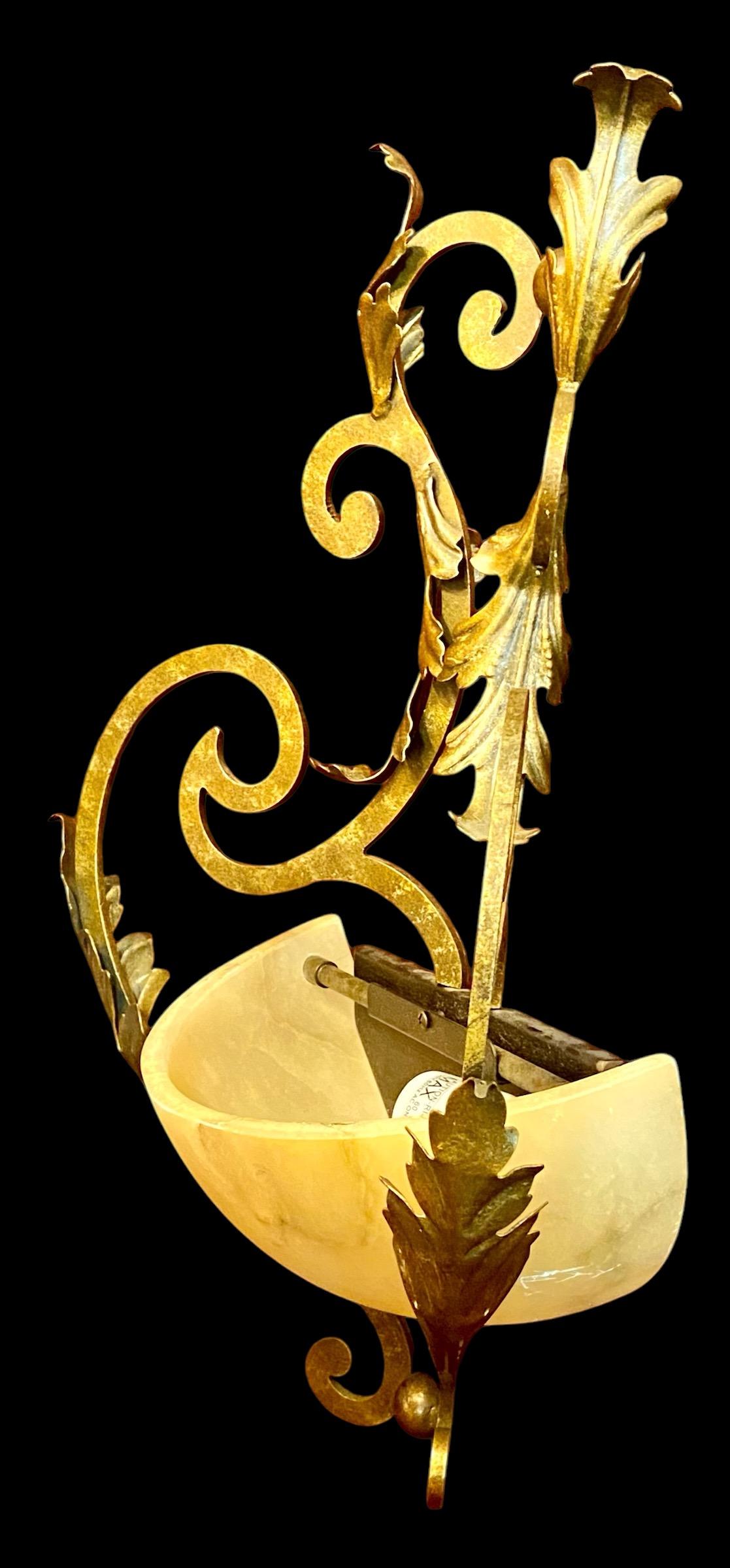 Ein Vintage Blattgold Eisen und Alabaster Wandleuchter im Angebot 5