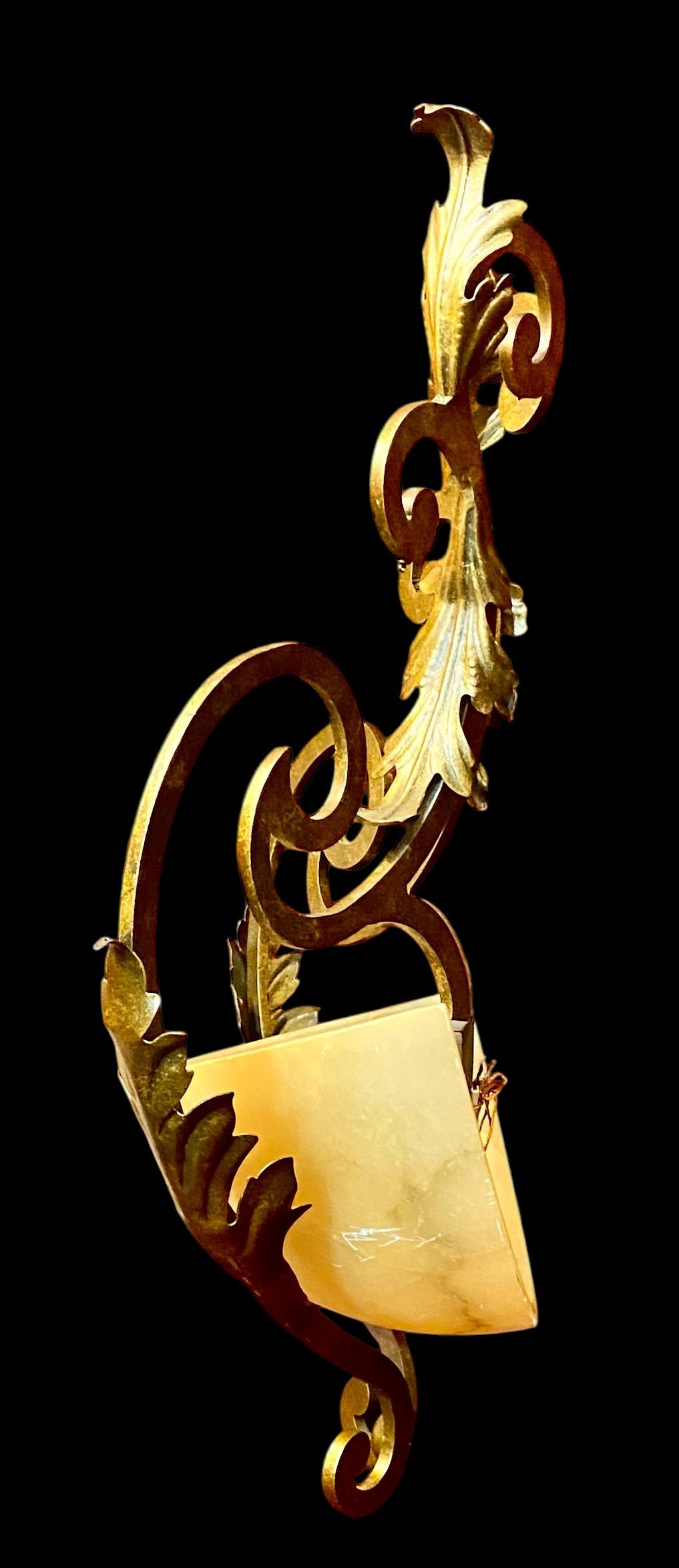 Ein Vintage Blattgold Eisen und Alabaster Wandleuchter im Angebot 6